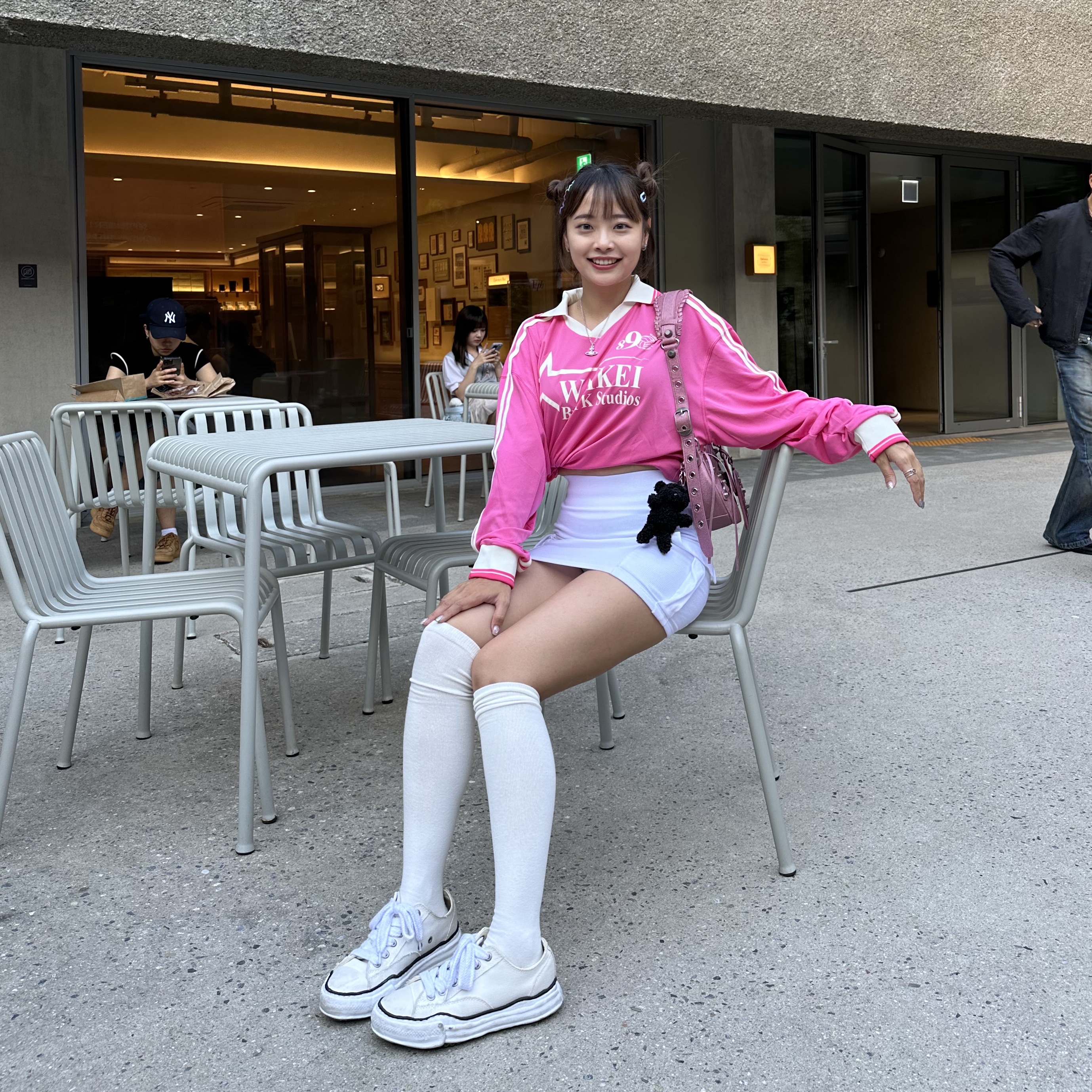 Maison Mihara Yasuhiro Peterson OG Sole Canvas Low Sneakers White, Balenciaga Le Cagole XS Shoulder Bag with Rhinestones Pink 착용 스타일 - 3