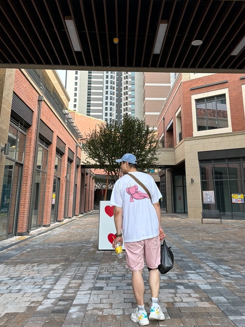 Uniqlo UT x Kaws Short Sleeve Graphic T-Shirt White 착용 스타일