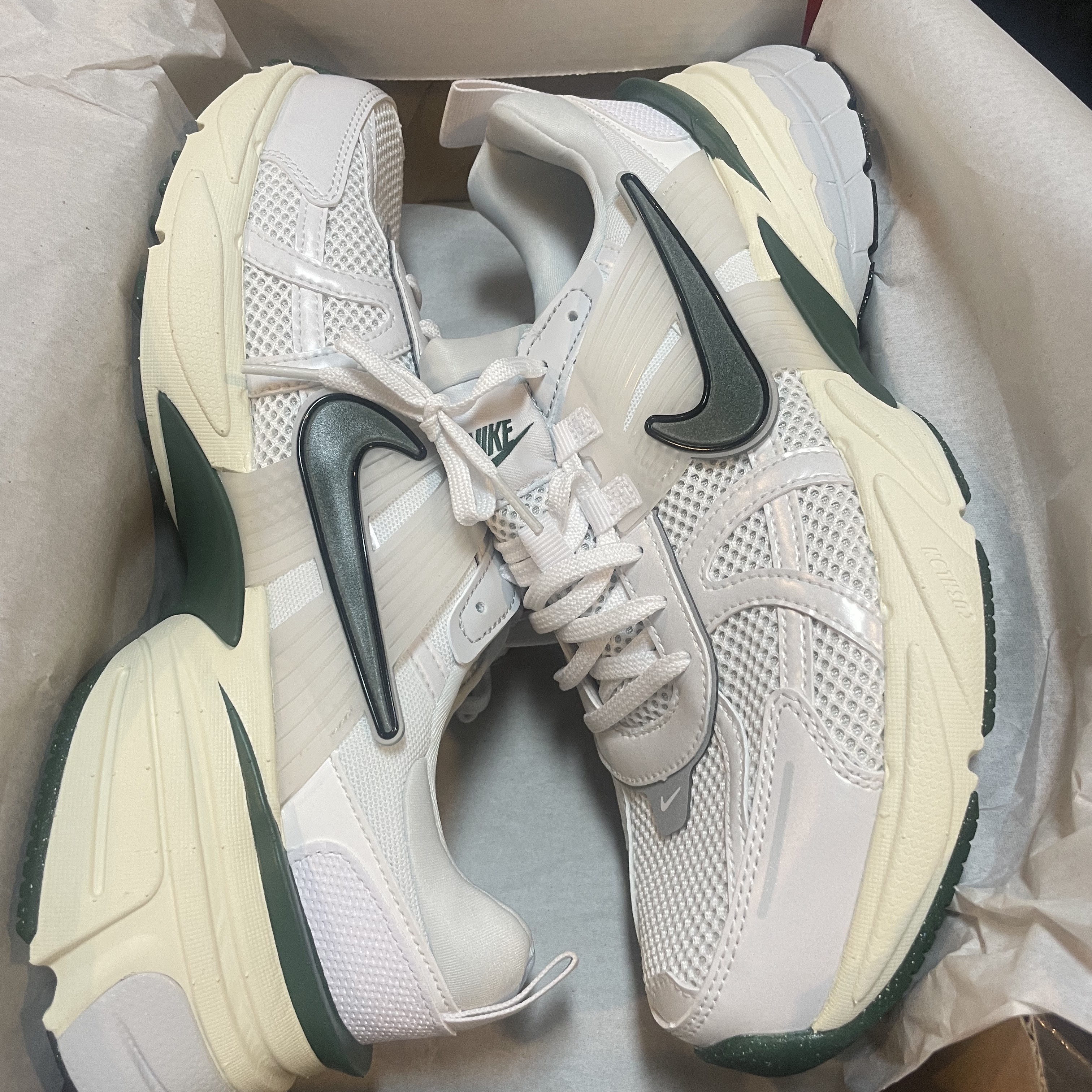 Nike V2K Run White Fir 착용 스타일