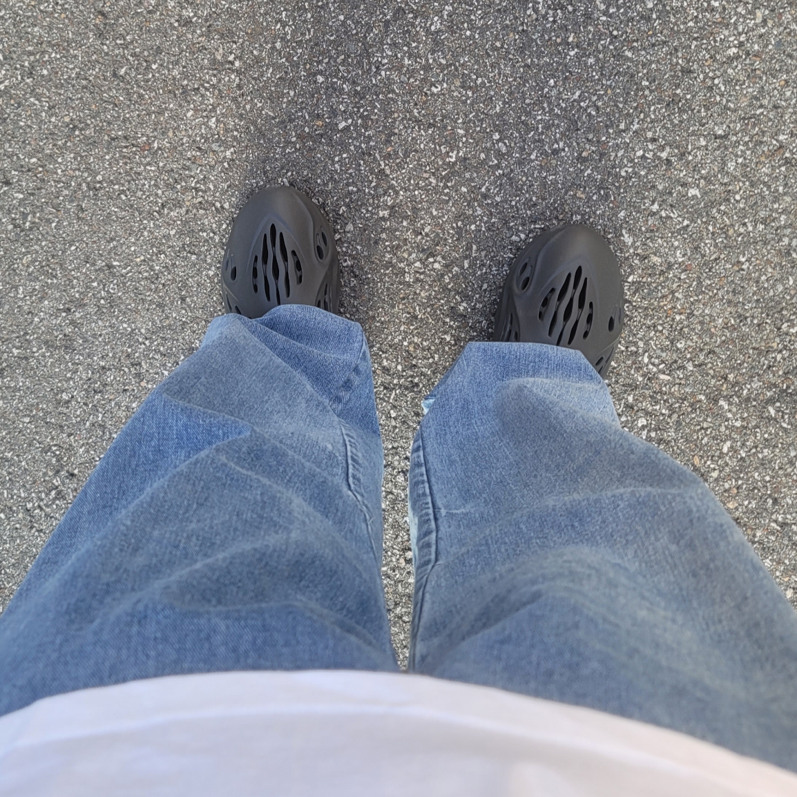 Adidas Yeezy Foam RNNR Carbon 착용 스타일