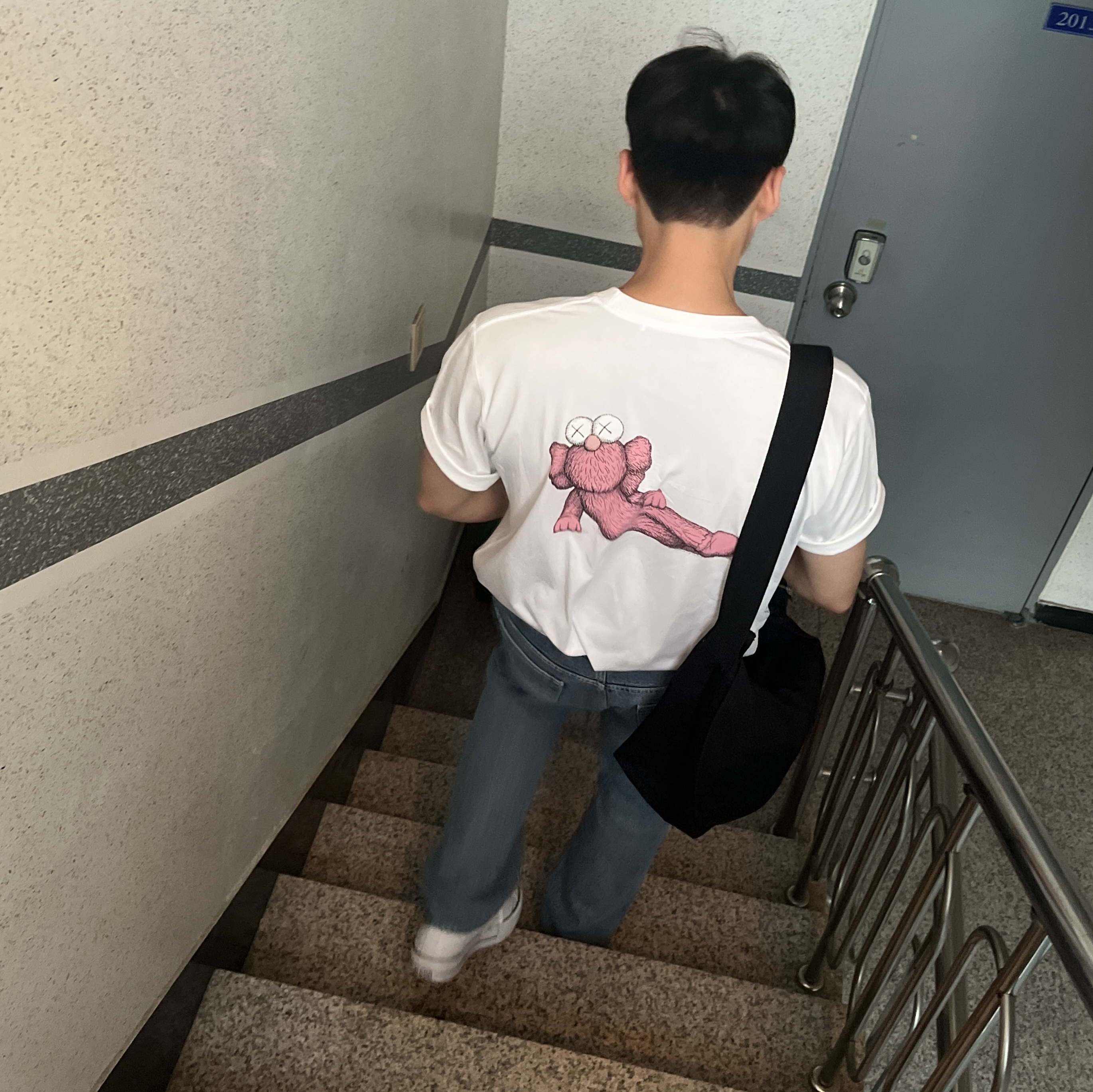 Uniqlo UT x Kaws Short Sleeve Graphic T-Shirt White 착용 스타일 - 1