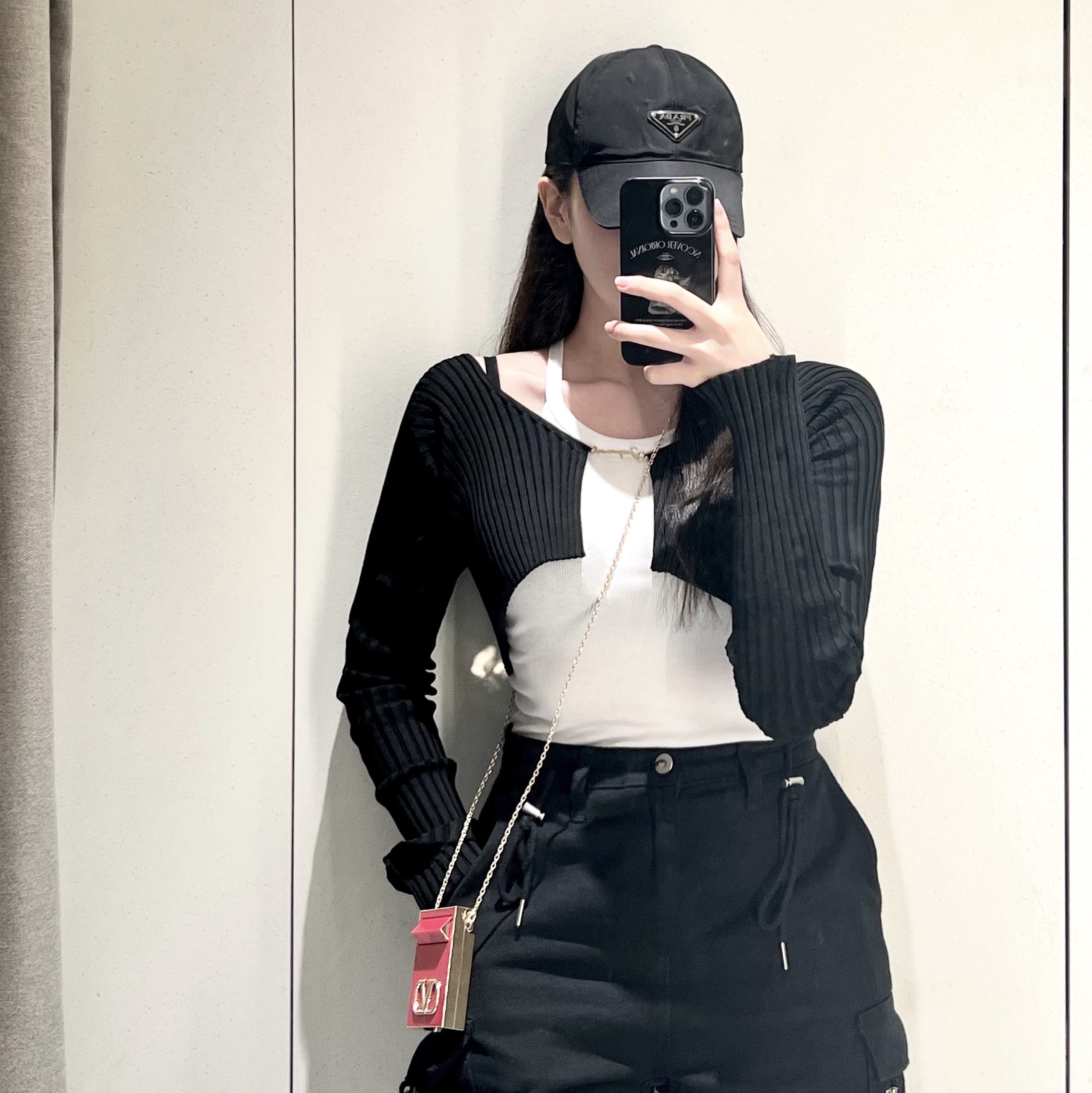 (W) Jacquemus La Maille Pralu Micro Charm Logo Cardigan Black, Prada Re-Nylon Baseball Cap Black 착용 스타일