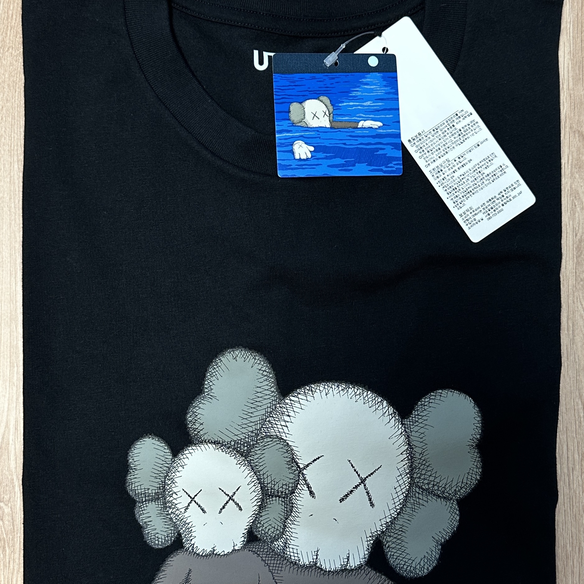 Uniqlo UT x Kaws Short Sleeve Graphic T-Shirt Black 착용 스타일