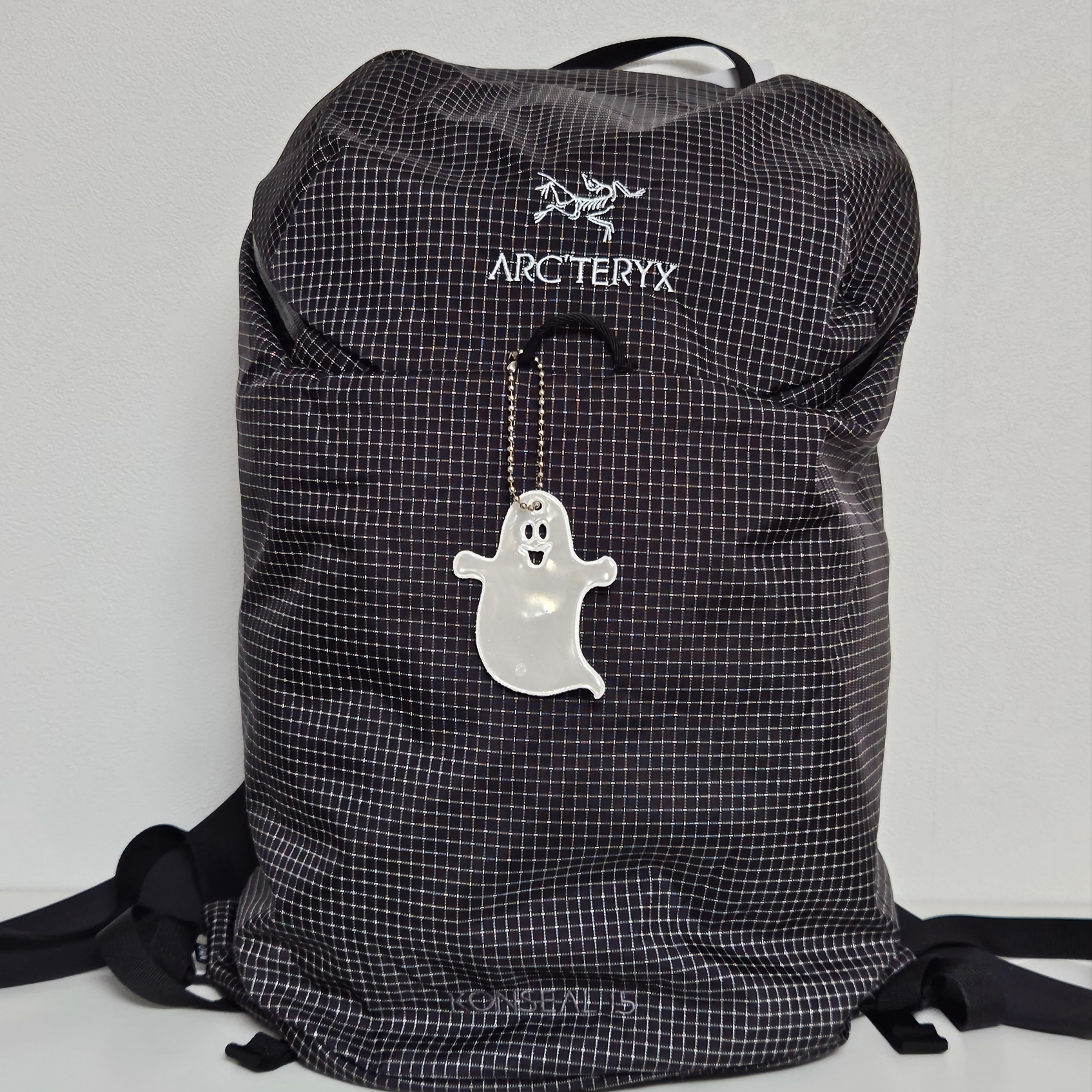Arc'teryx Konseal 15 Backpack Black 착용 스타일 - 1