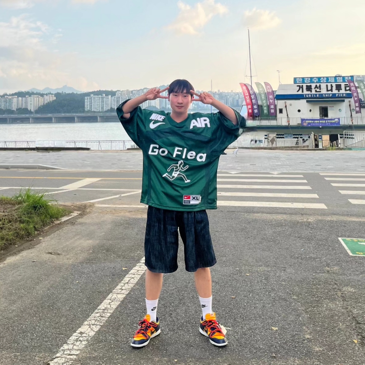 Nike x Off-White Dunk Low University Gold Midnight Navy, Nike x Cactus Plant Flea Market S/S Jersey Green - US/EU 착용 스타일 - 2