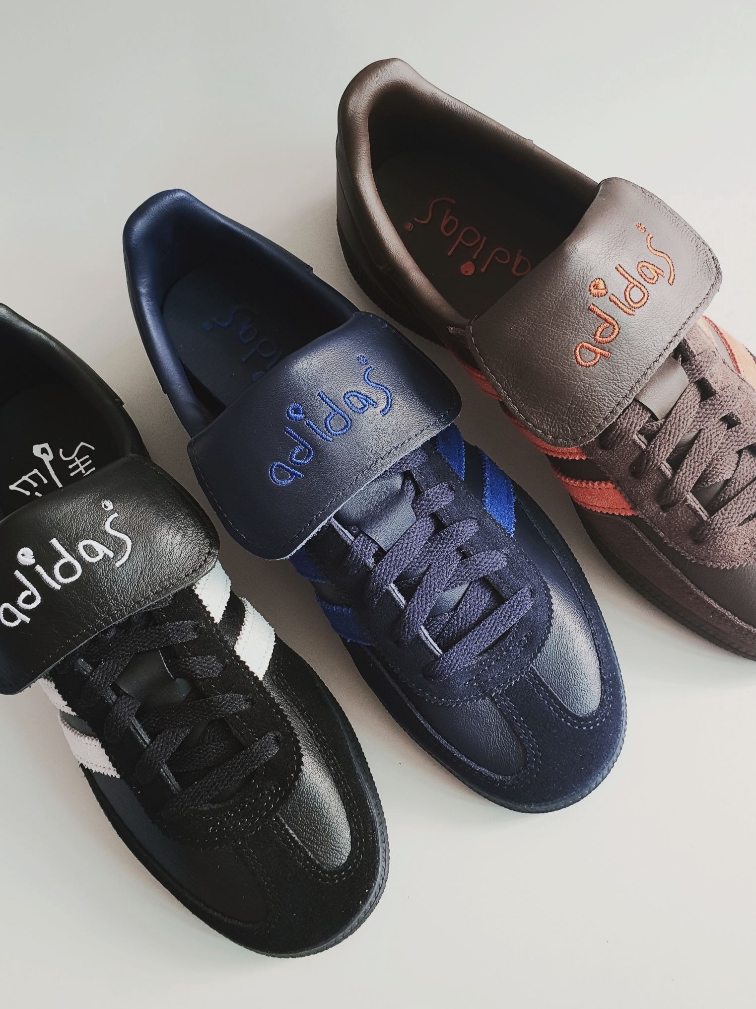 Adidas Spezial Handball Core Black Cloud White, Adidas Spezial Handball Night Indigo Power Blue 착용 스타일
