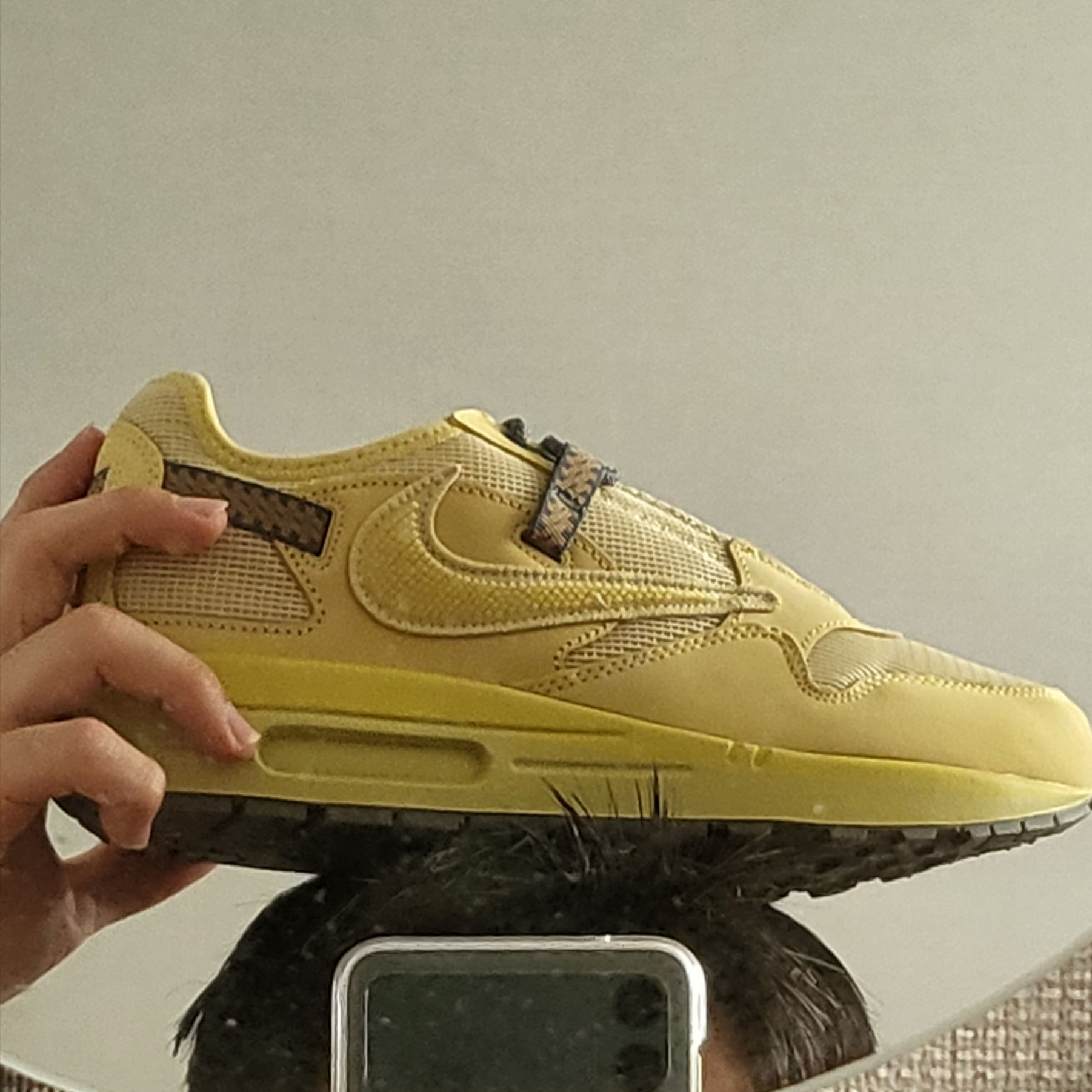 Nike x Travis Scott Air Max 1 Cact.us Gold 착용 스타일
