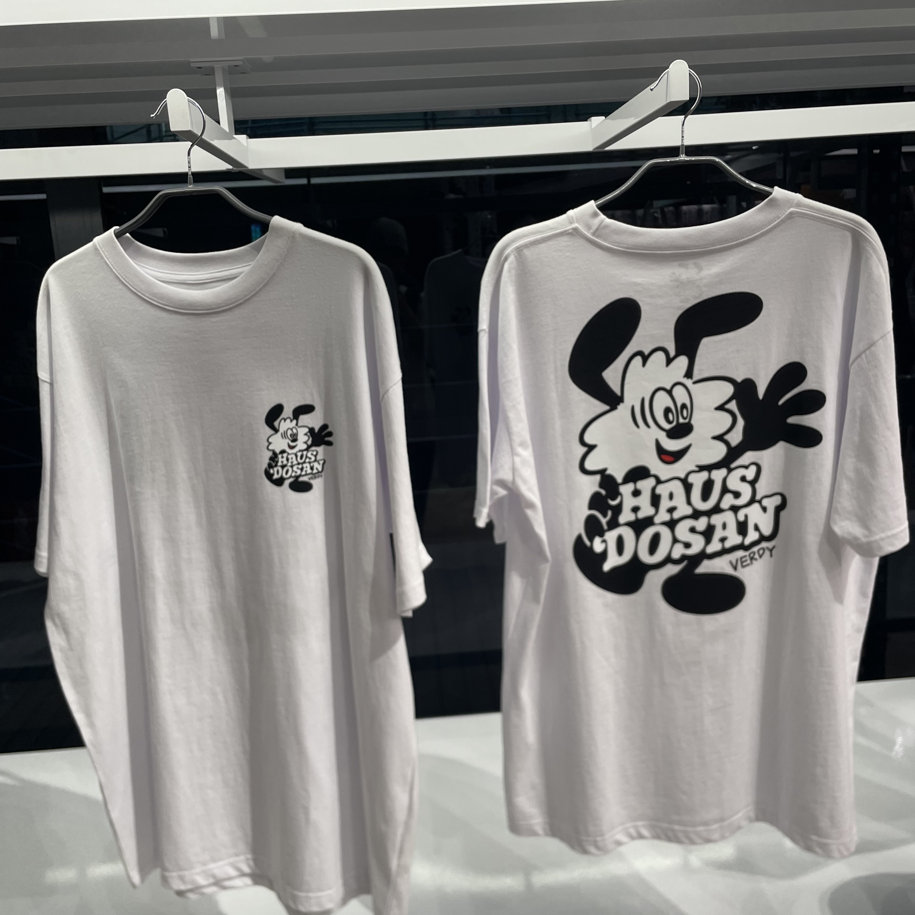 Verdy x Haus Dosan T-Shirt White 착용 스타일 - 1