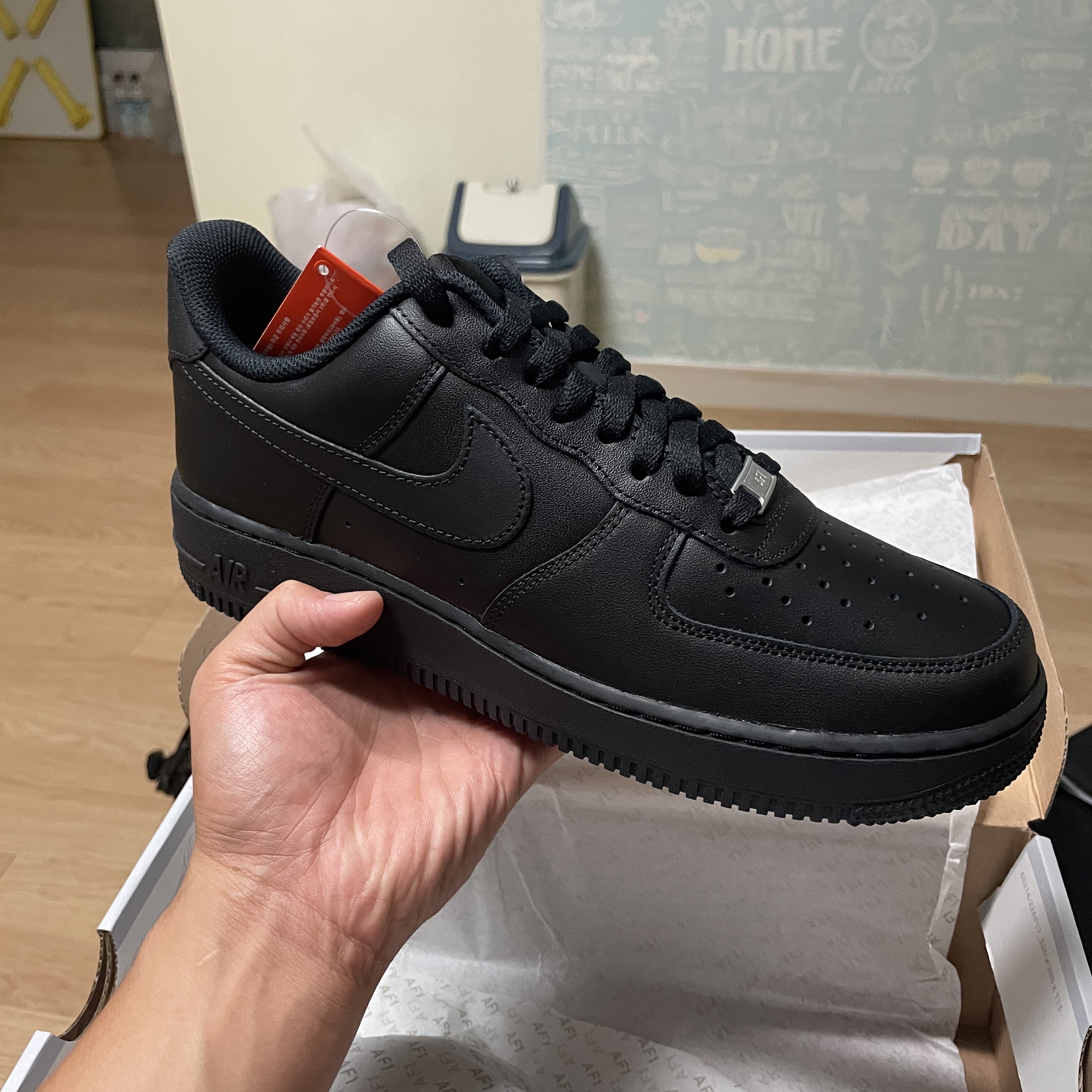 Nike Air Force 1 '07 Low Triple Black 착용 스타일