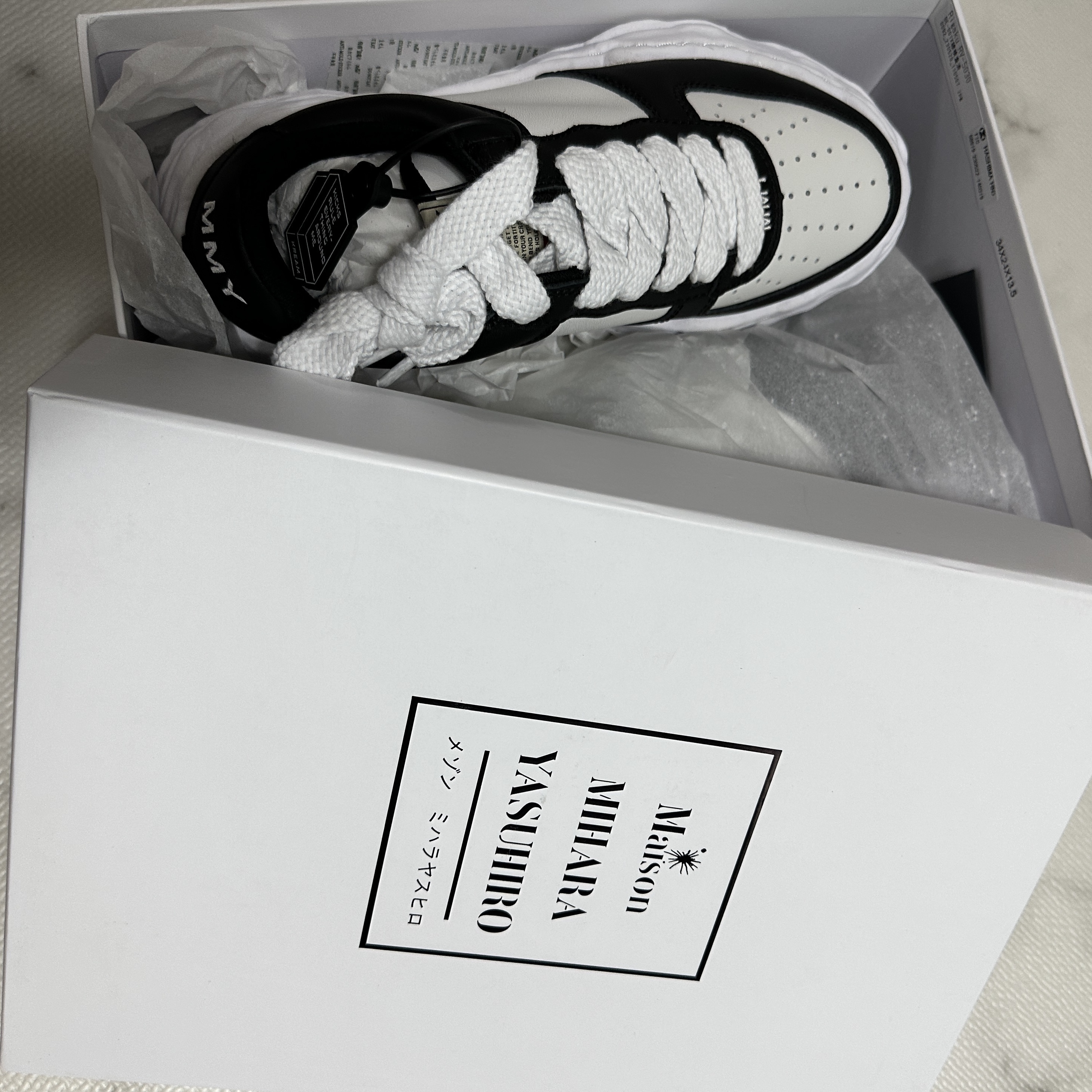 Maison Mihara Yasuhiro Wayne OG Sole Leather Low-top Sneakers Black White 착용 스타일