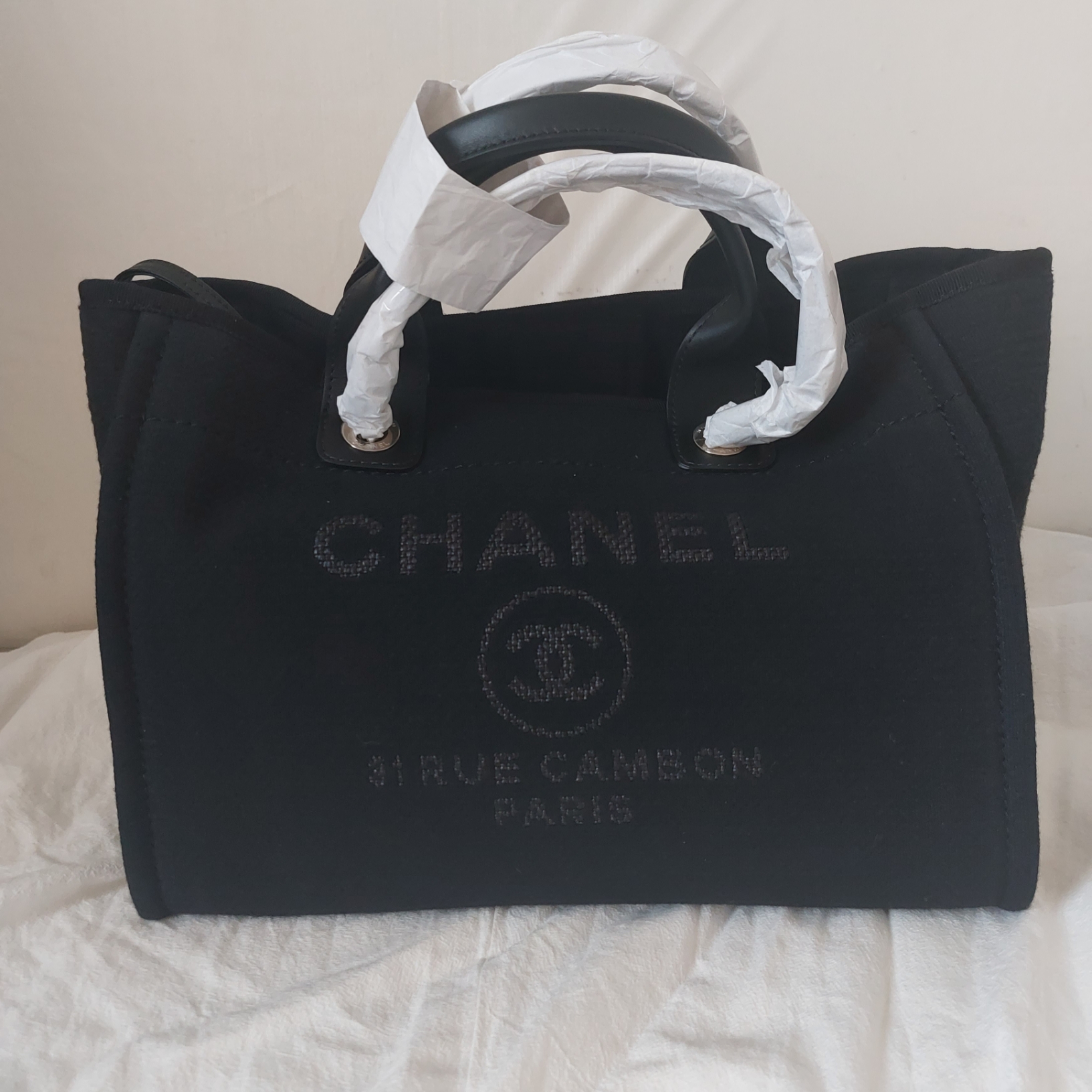 Chanel Small Shopping Bag Mixed Fiber Calfskin & Gold Black 착용 스타일 - 4