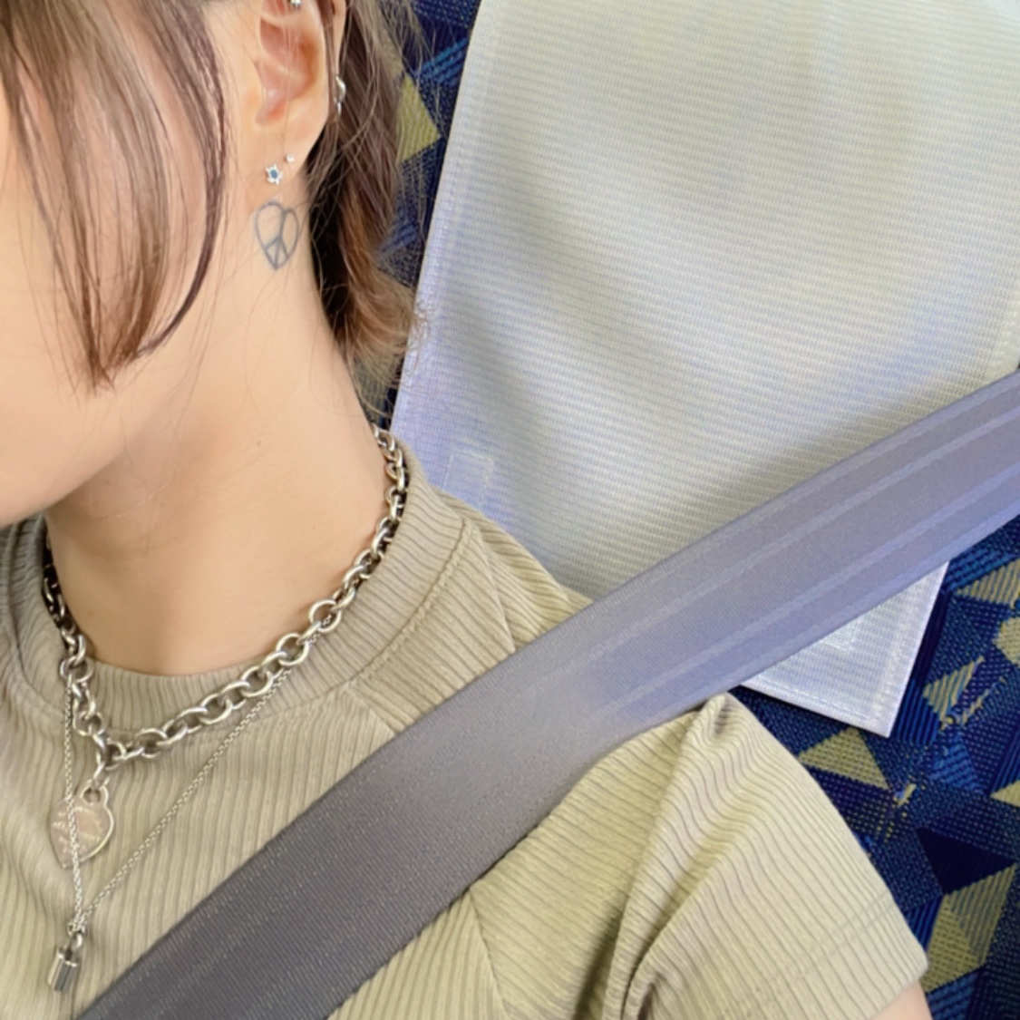 Tiffany & Co. Return to Tiffany Heart Tag Chain Link Necklace Sterling Silver, Louis Vuitton Silver Lockit Pendant Necklace Sterling Silver 착용 스타일 - 1