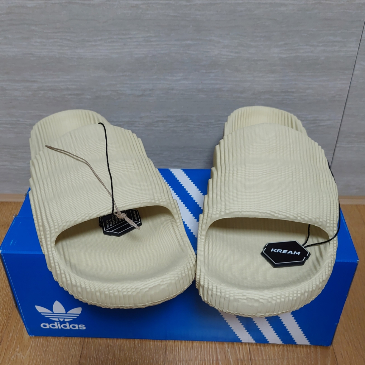 Adidas Adilette 22 Desert Sand 착용 스타일 - 4