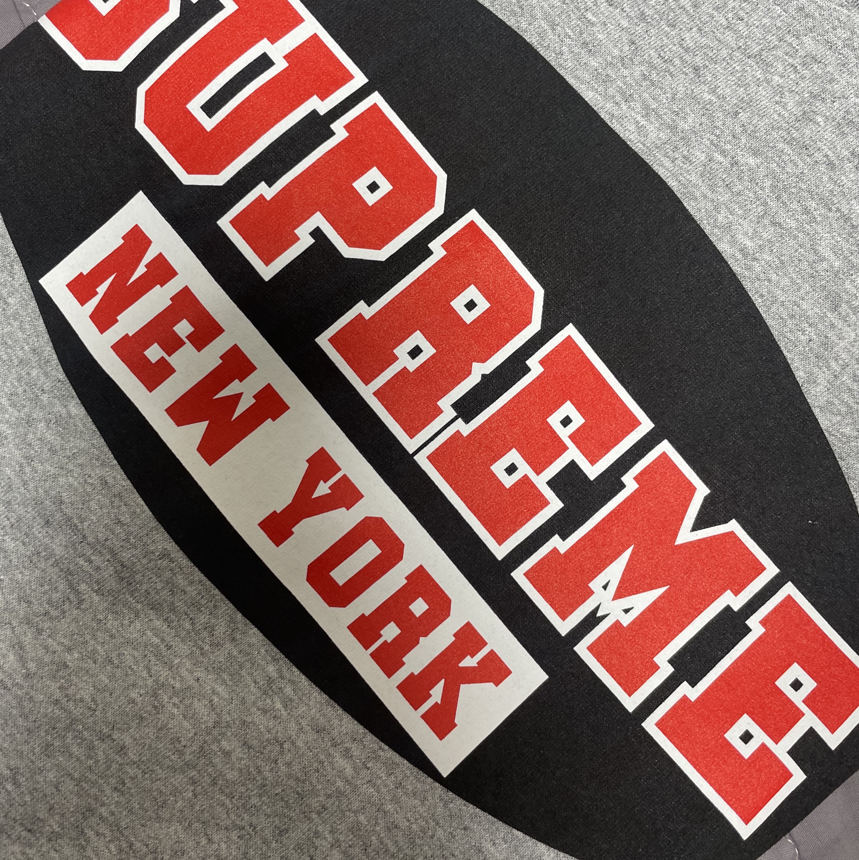 Supreme New York T-Shirt Heather Grey - 23SS 착용 스타일