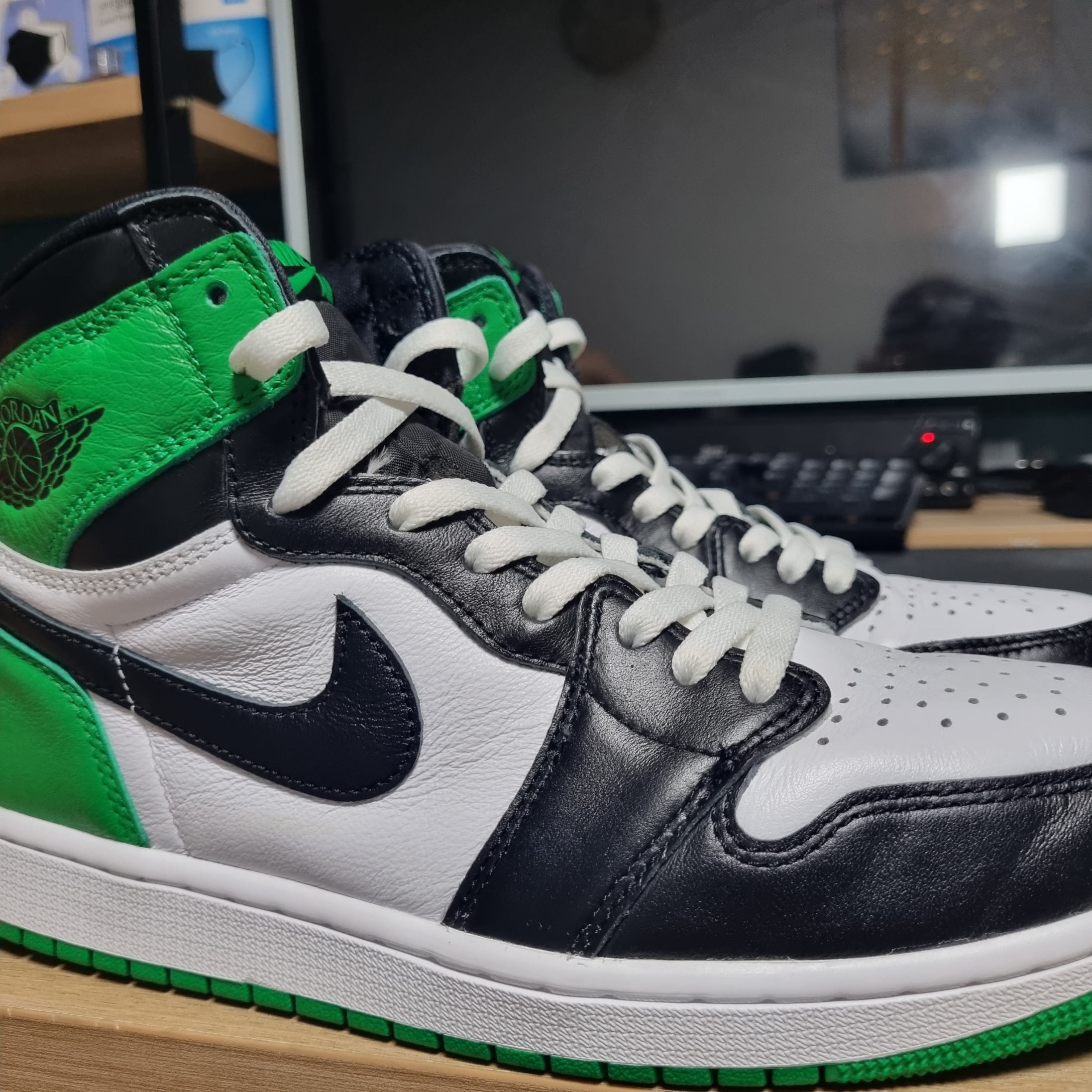 Jordan 1 Retro High OG Black and Lucky Green 착용 스타일 - 2