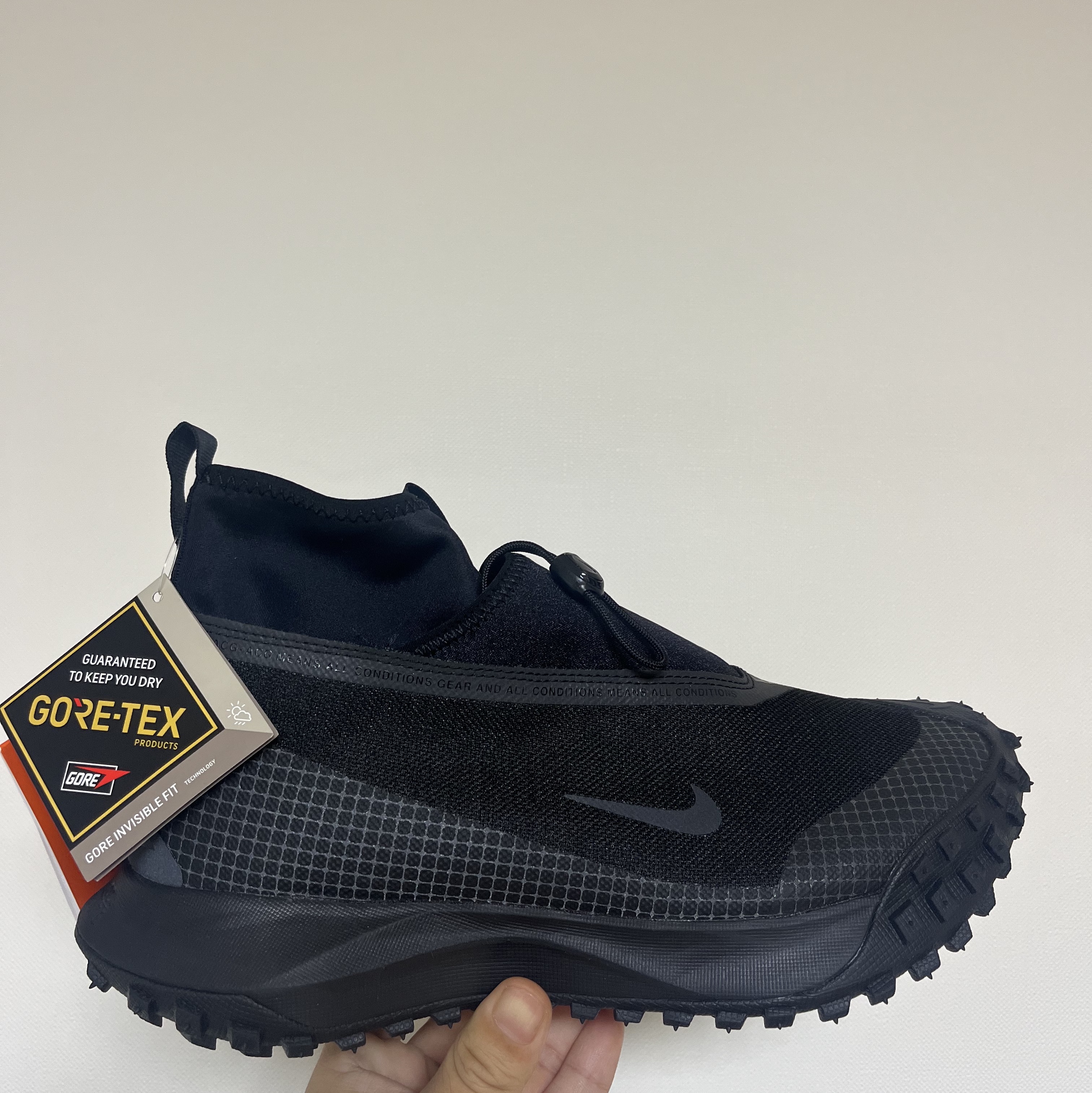 Nike ACG Mountain Fly Gore-Tex Black and Dark Grey 착용 스타일 - 1