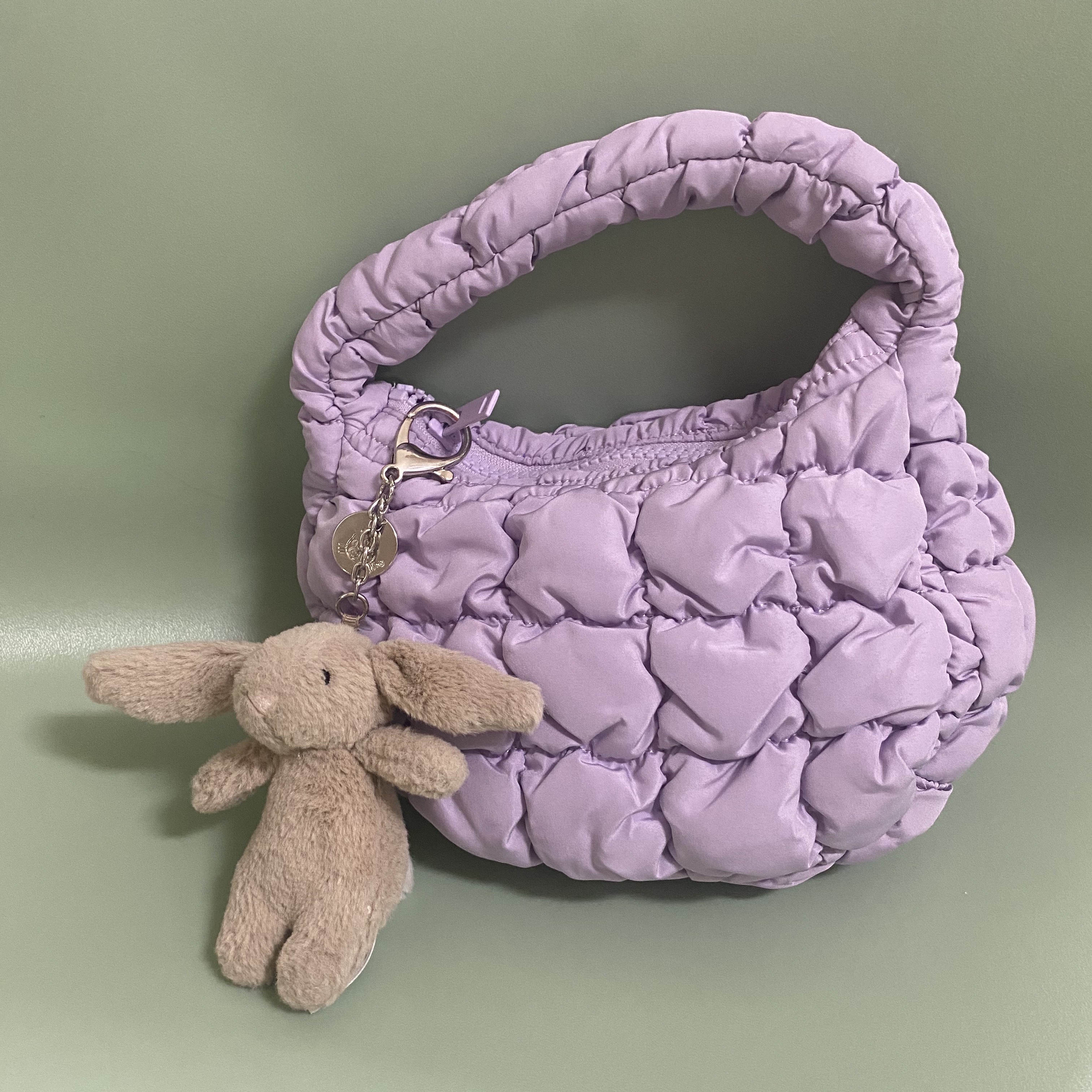 COS Quilted Micro Bag Purple, Jellycat Bashful Bunny Bag Charm Beige 착용 스타일