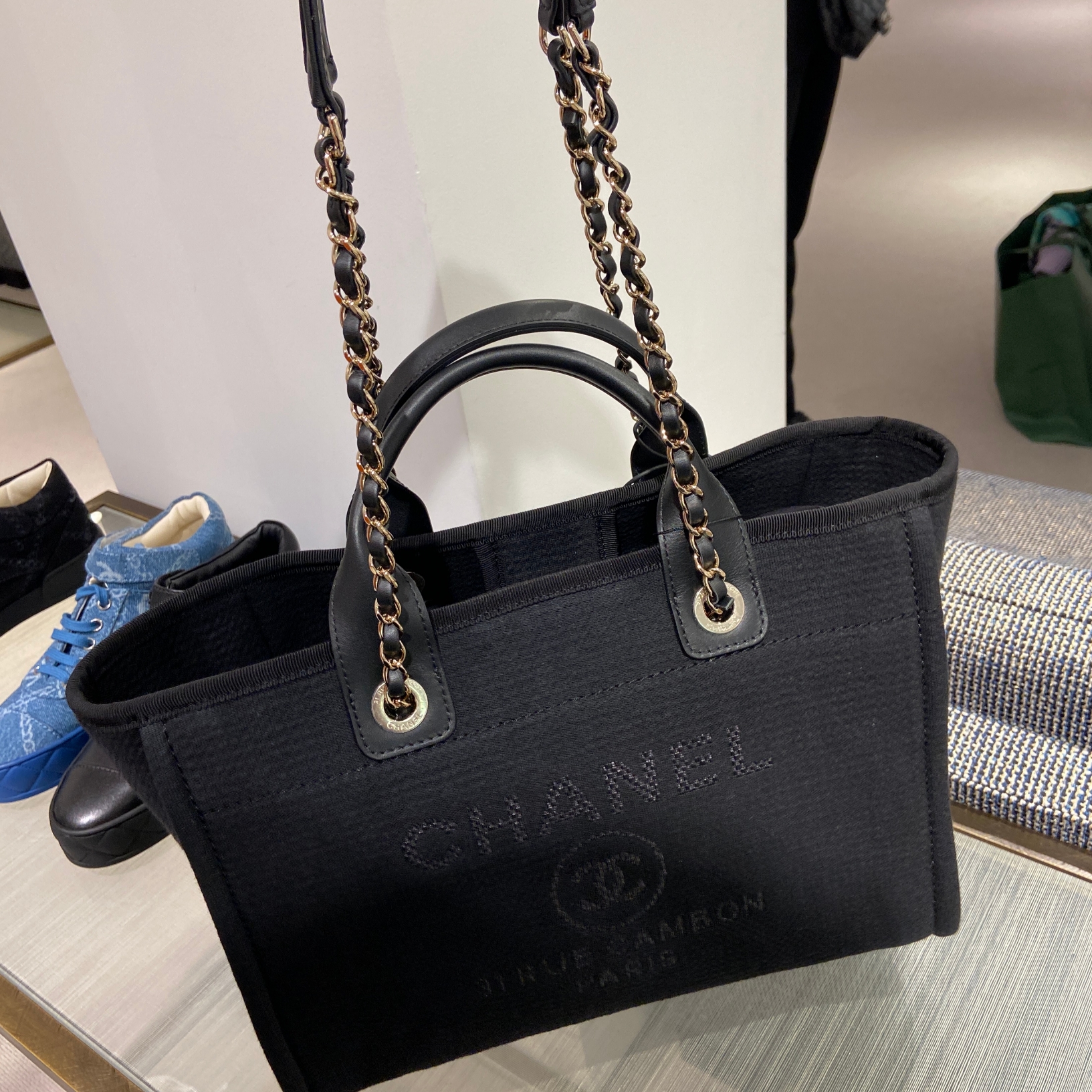 Chanel Small Shopping Bag Mixed Fiber Calfskin & Gold Black 착용 스타일 - 1