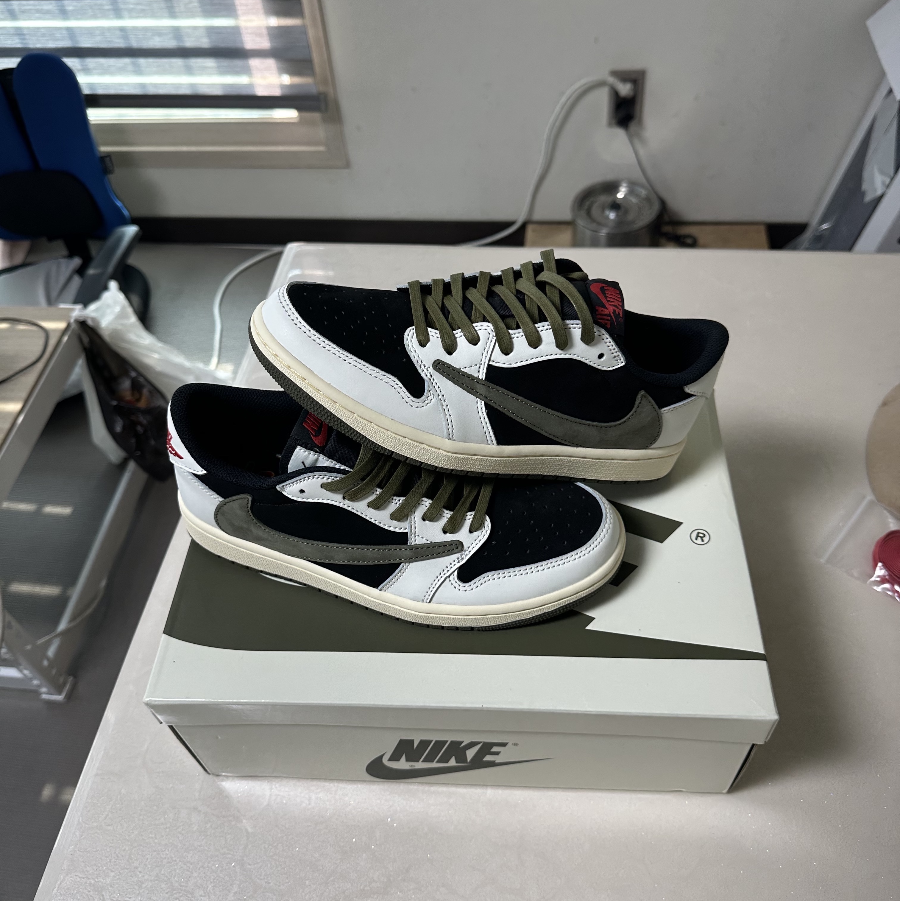 (W) Jordan 1 x Travis Scott Retro Low OG SP Medium Olive 착용 스타일 - 1