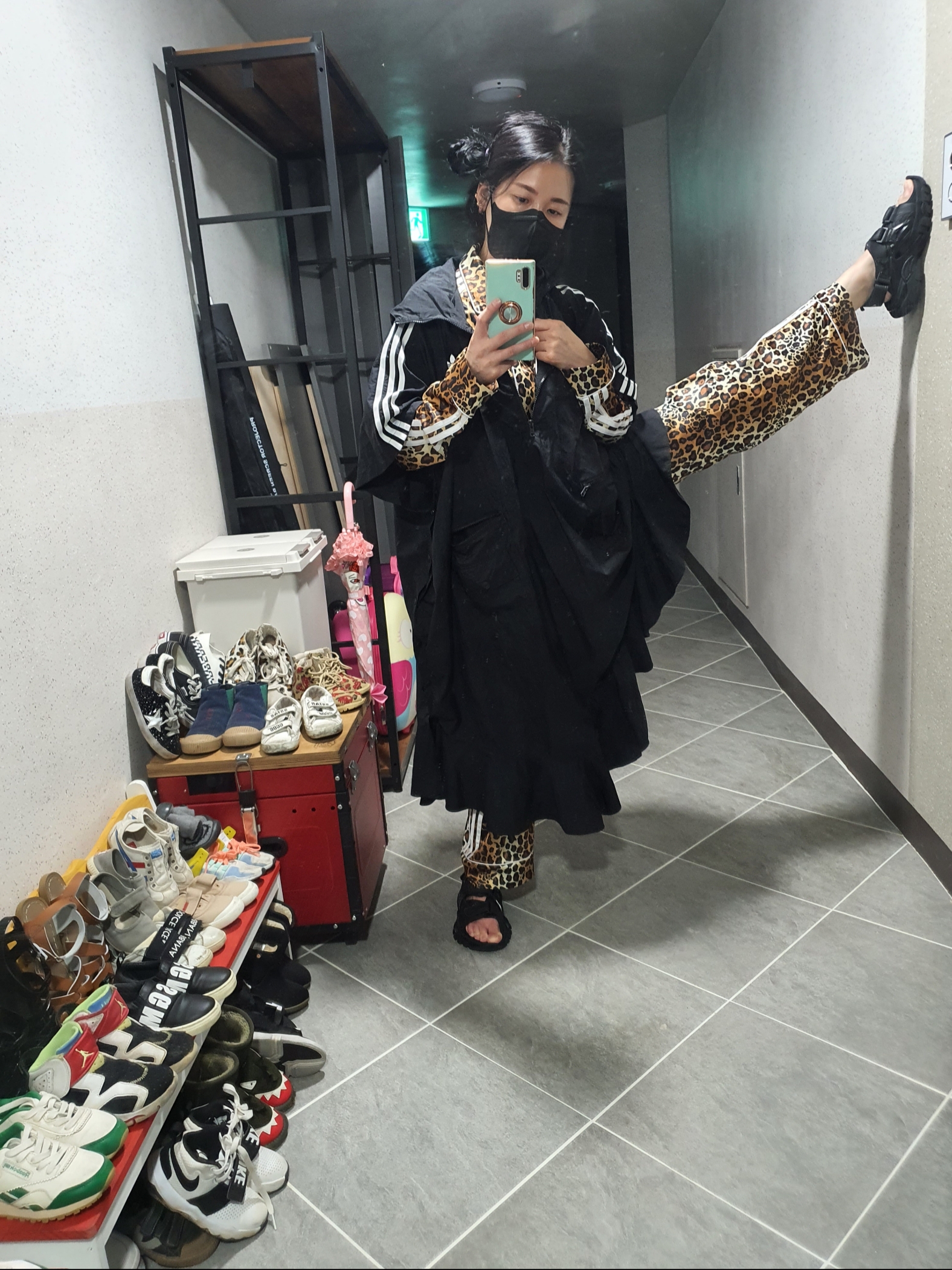 Balenciaga Track Sandal Black 착용 스타일 - 1