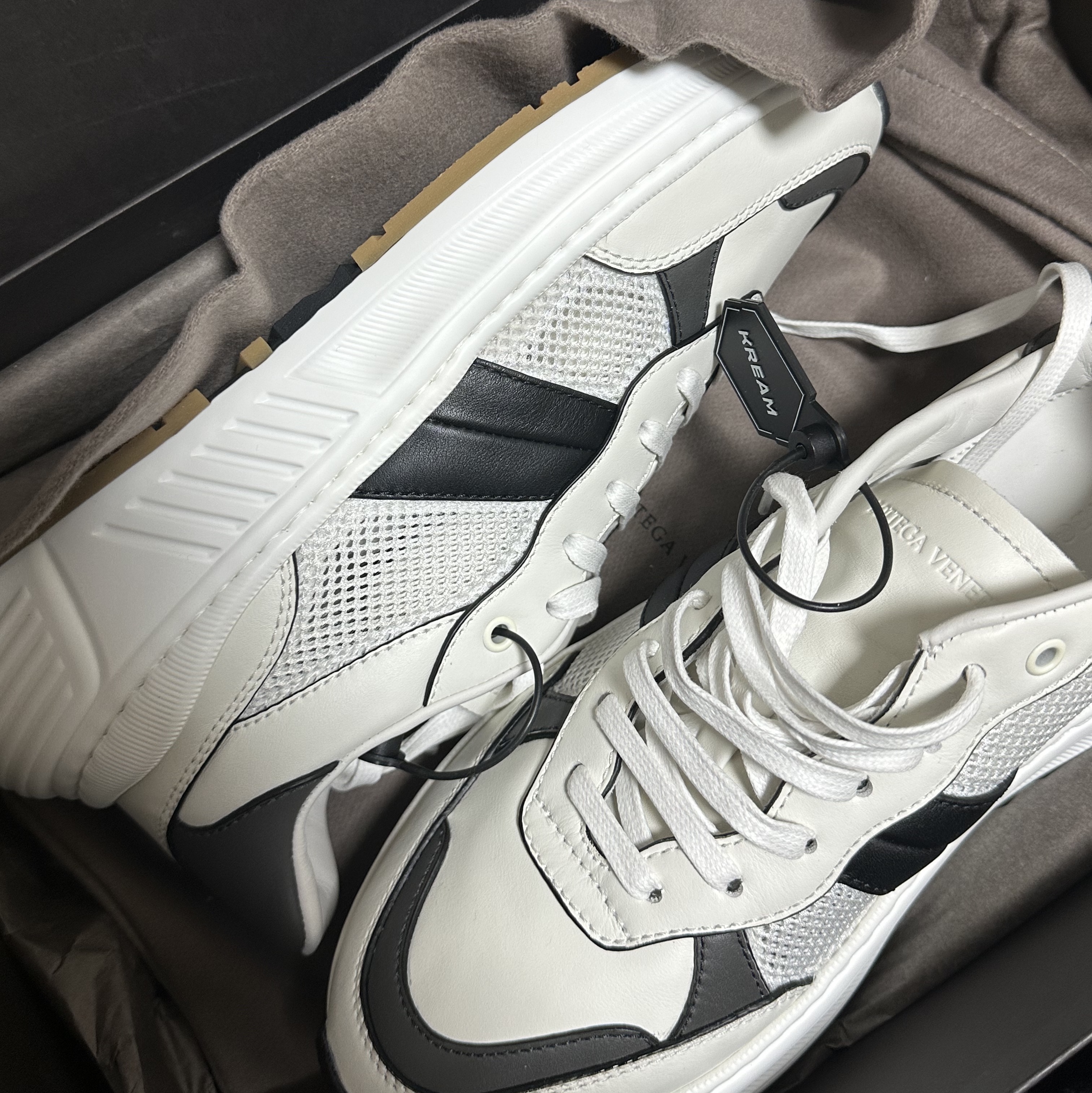 Bottega Veneta Speedster Sneakers in Calf Leather and Mesh White Black 착용 스타일