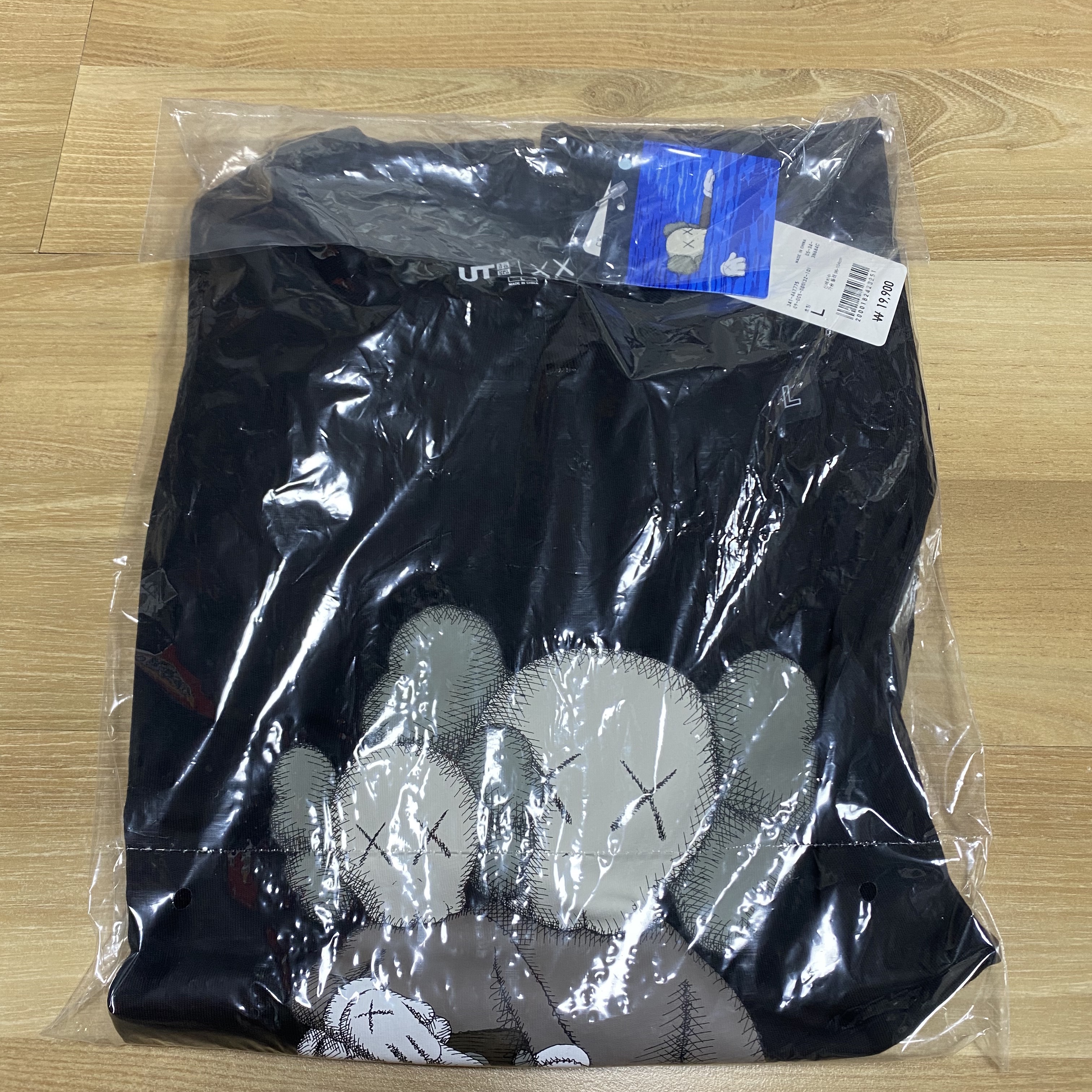 Uniqlo UT x Kaws Short Sleeve Graphic T-Shirt Black 착용 스타일