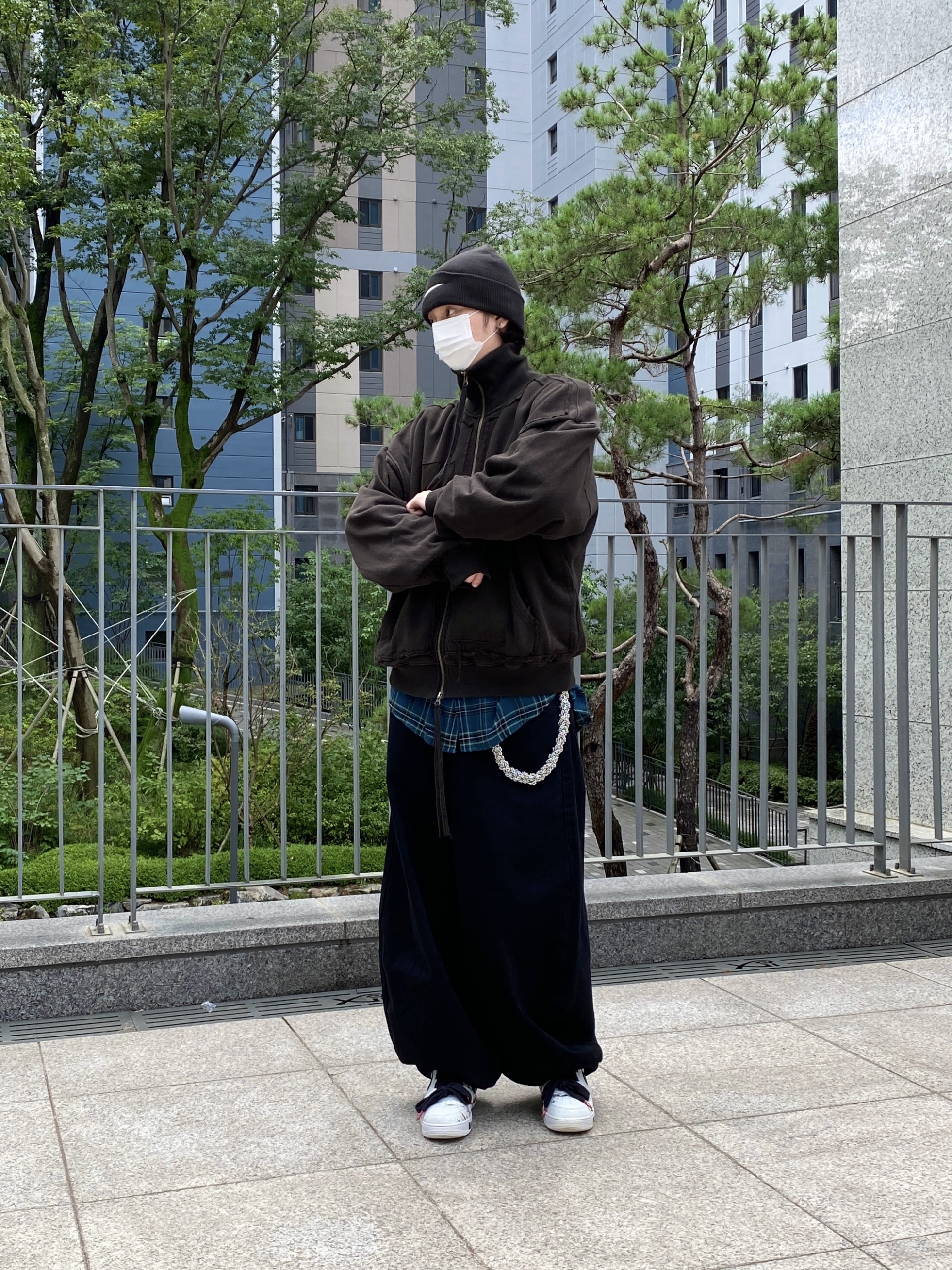Undermycar Gaor Multi Patched Vintage Zip-Up Ganache - 23SS, Undermycar Leachianus Multiple Tangles Double Logo Chain Down Blue - 23SS 착용 스타일 - 1