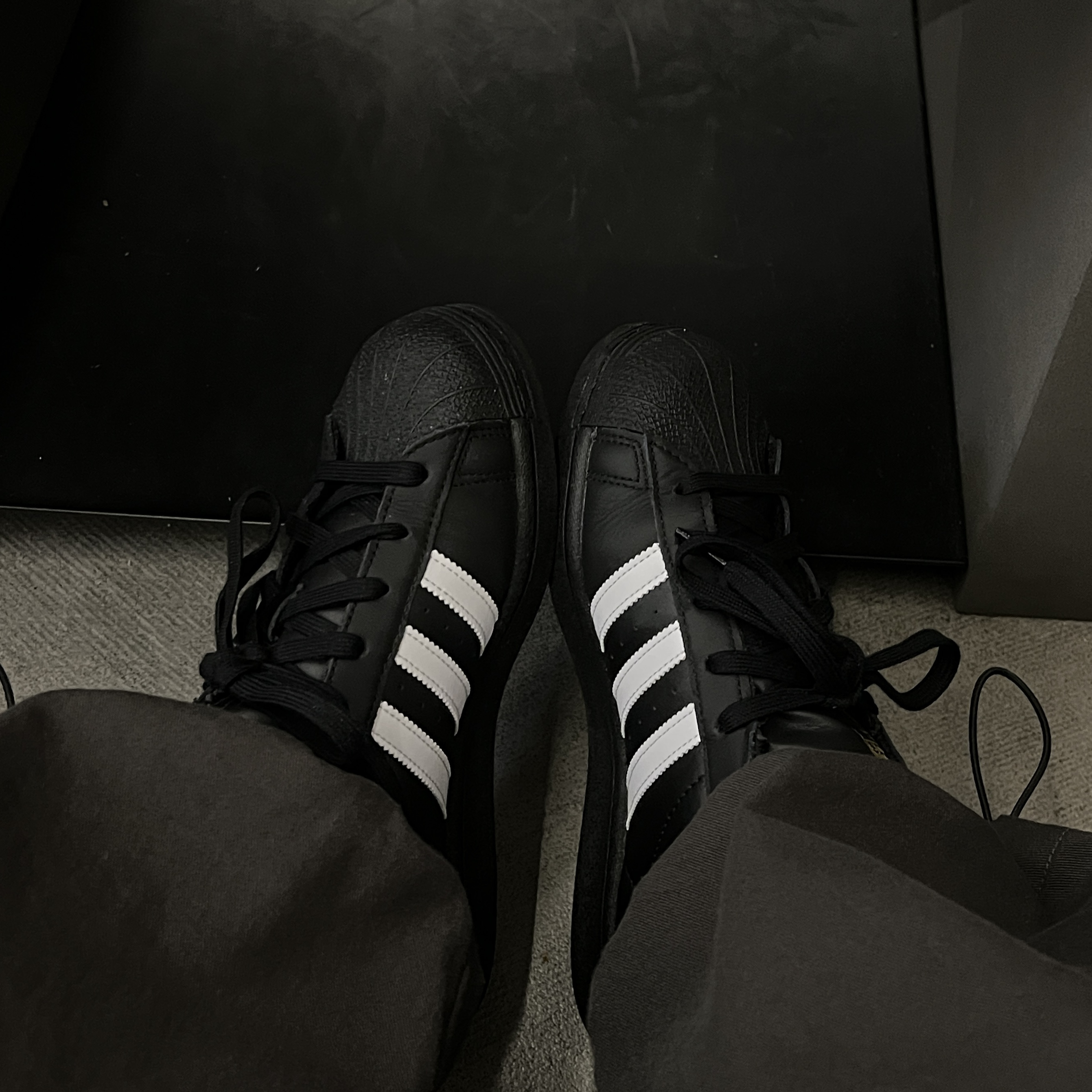 (J) Adidas Superstar Black White 착용 스타일