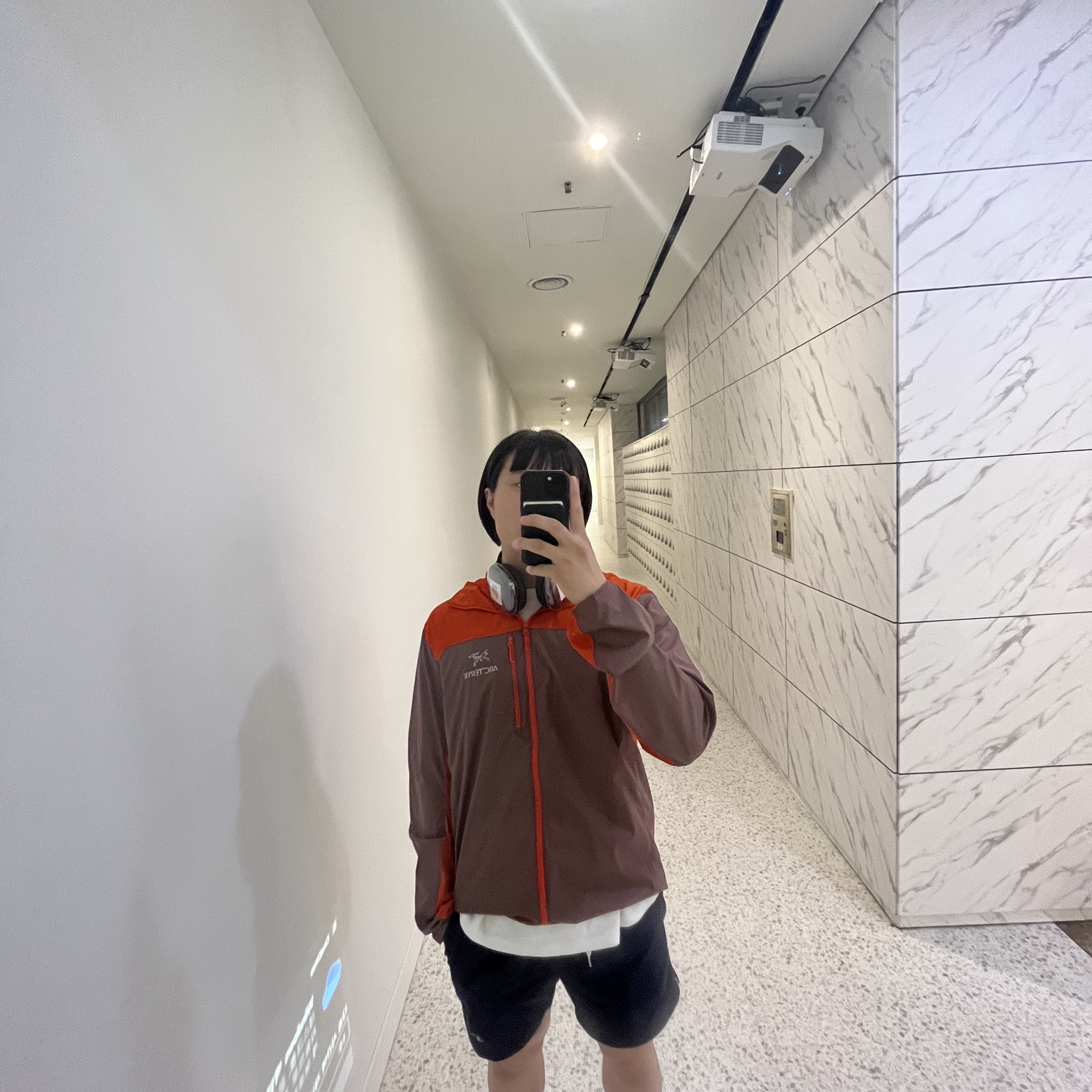 Arc'teryx Squamish Hoody Velvet Sand Phenom 착용 스타일
