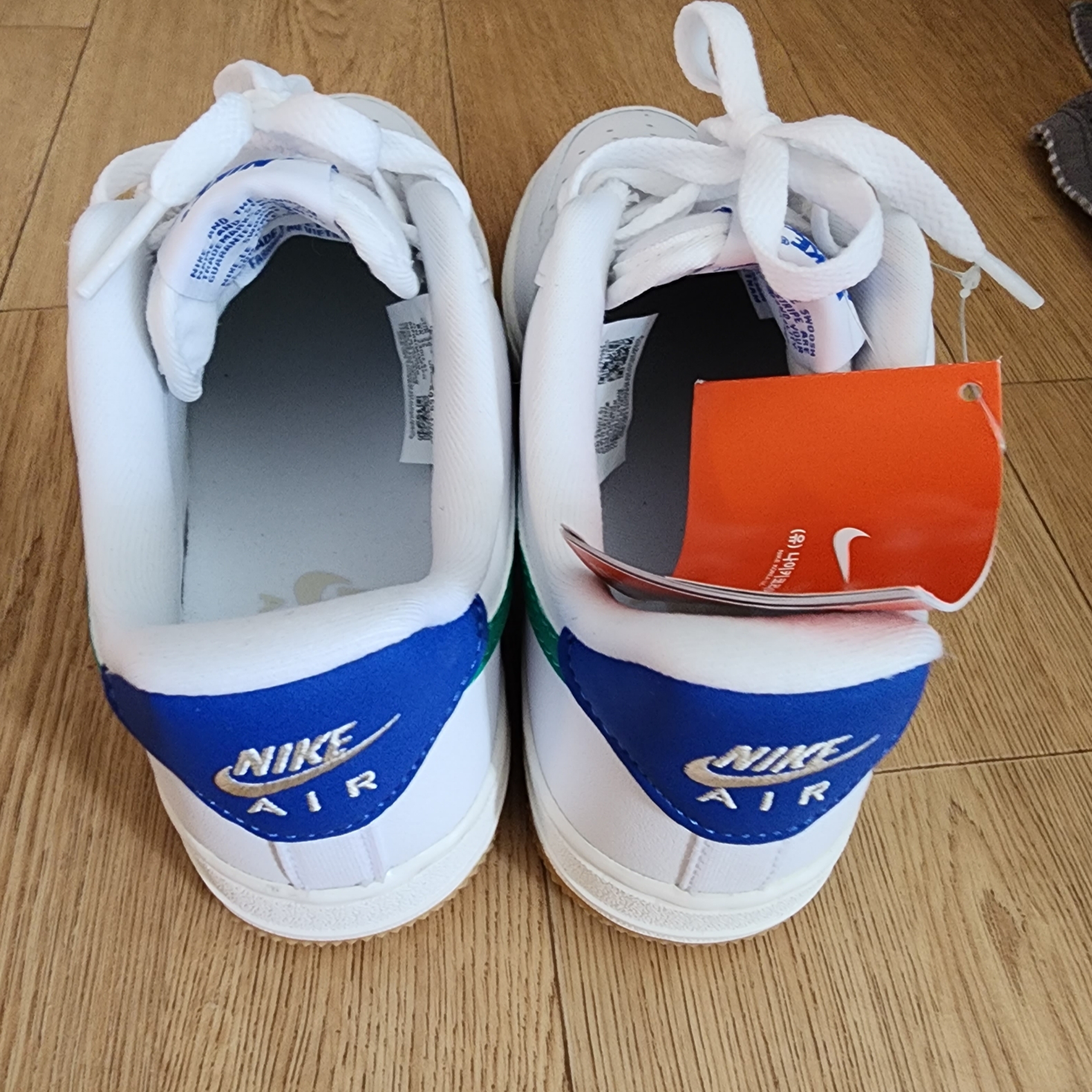 (W) Nike Air Force 1 '07 White Stadium Green 착용 스타일 - 4