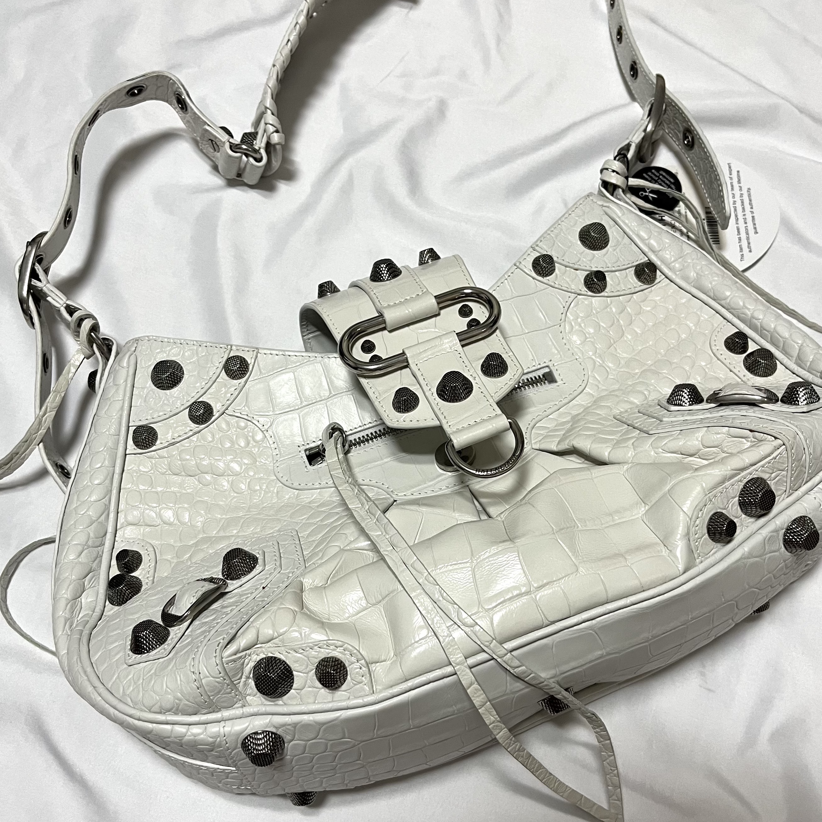 Balenciaga Le Cagole Mini Multipouch Crocodile Embossed White, Balenciaga Le Cagole XS Shoulder Bag Dirty Effect Optic White 착용 스타일 - 3