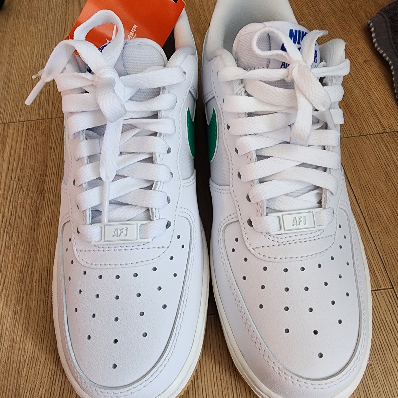 (W) Nike Air Force 1 '07 White Stadium Green 착용 스타일 - 1