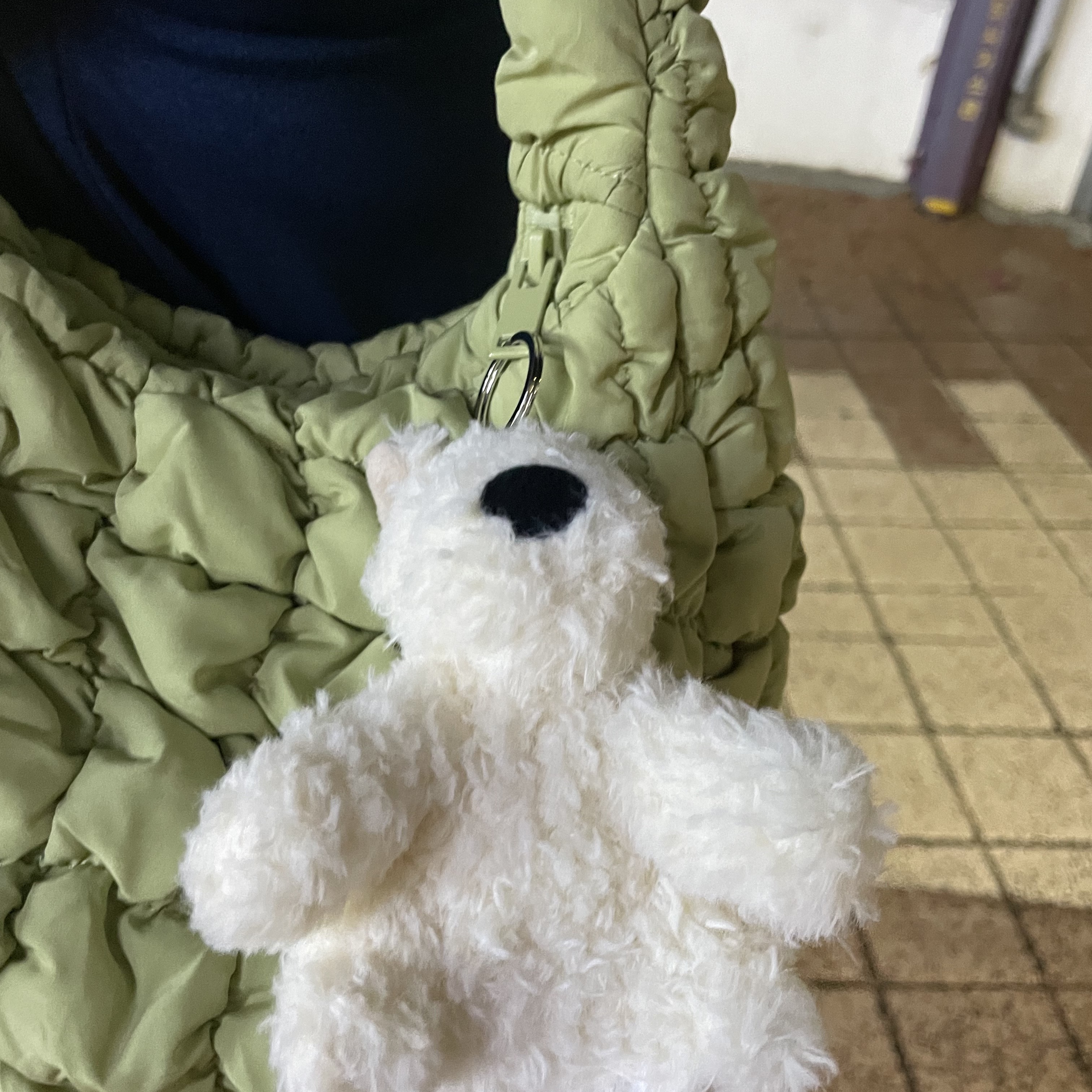 Jellycat Munro Scottie Dog Bag Charm Cream, COS Quilted Mini Bag Light Green 착용 스타일