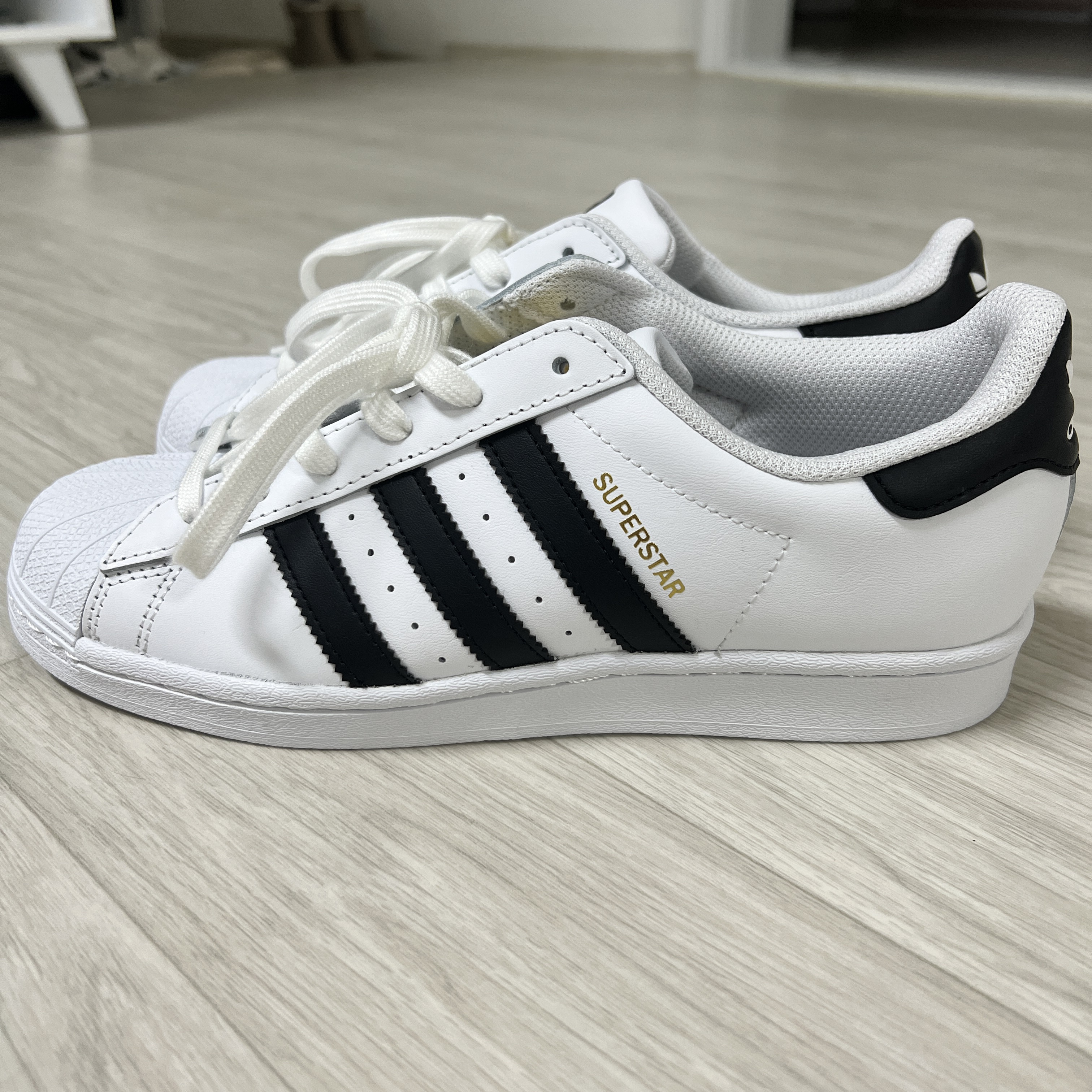 Adidas Superstar White Black 착용 스타일 - 1