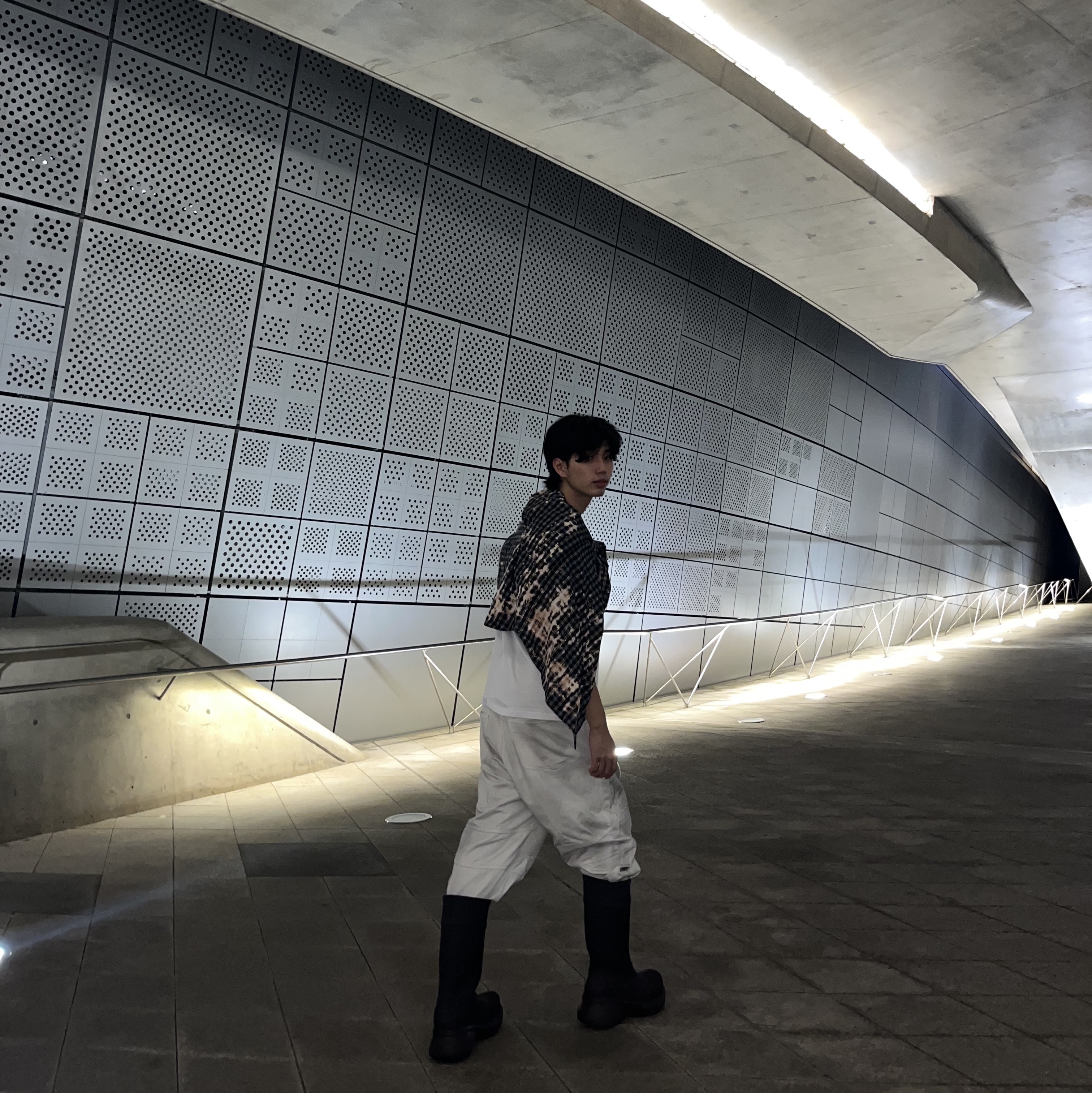 Balenciaga x Crocs Rubber Boot Black 착용 스타일 - 1