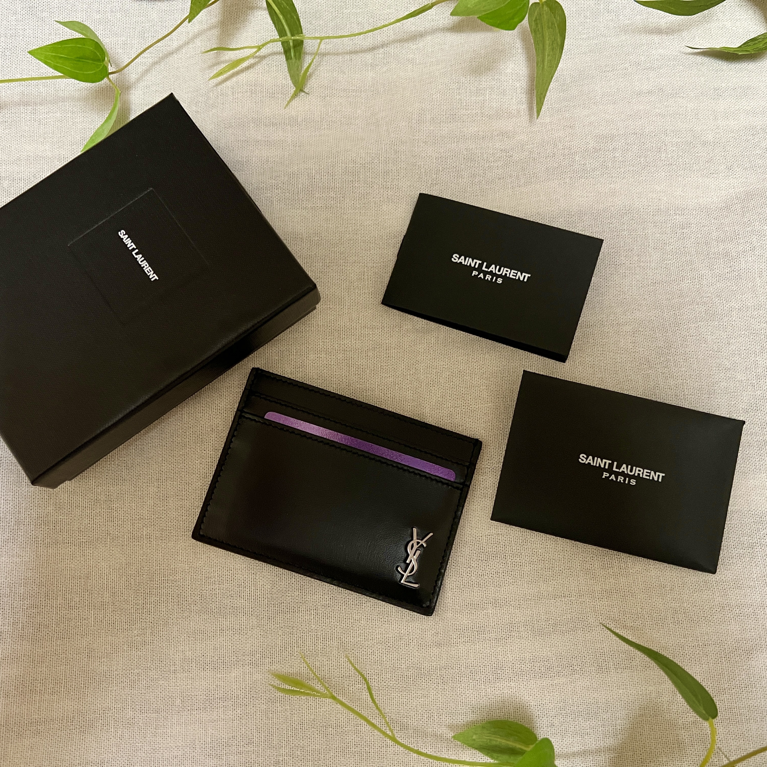 Saint Laurent Tiny Silver Monogram Card Case in Matte Leather Black 착용 스타일 - 2