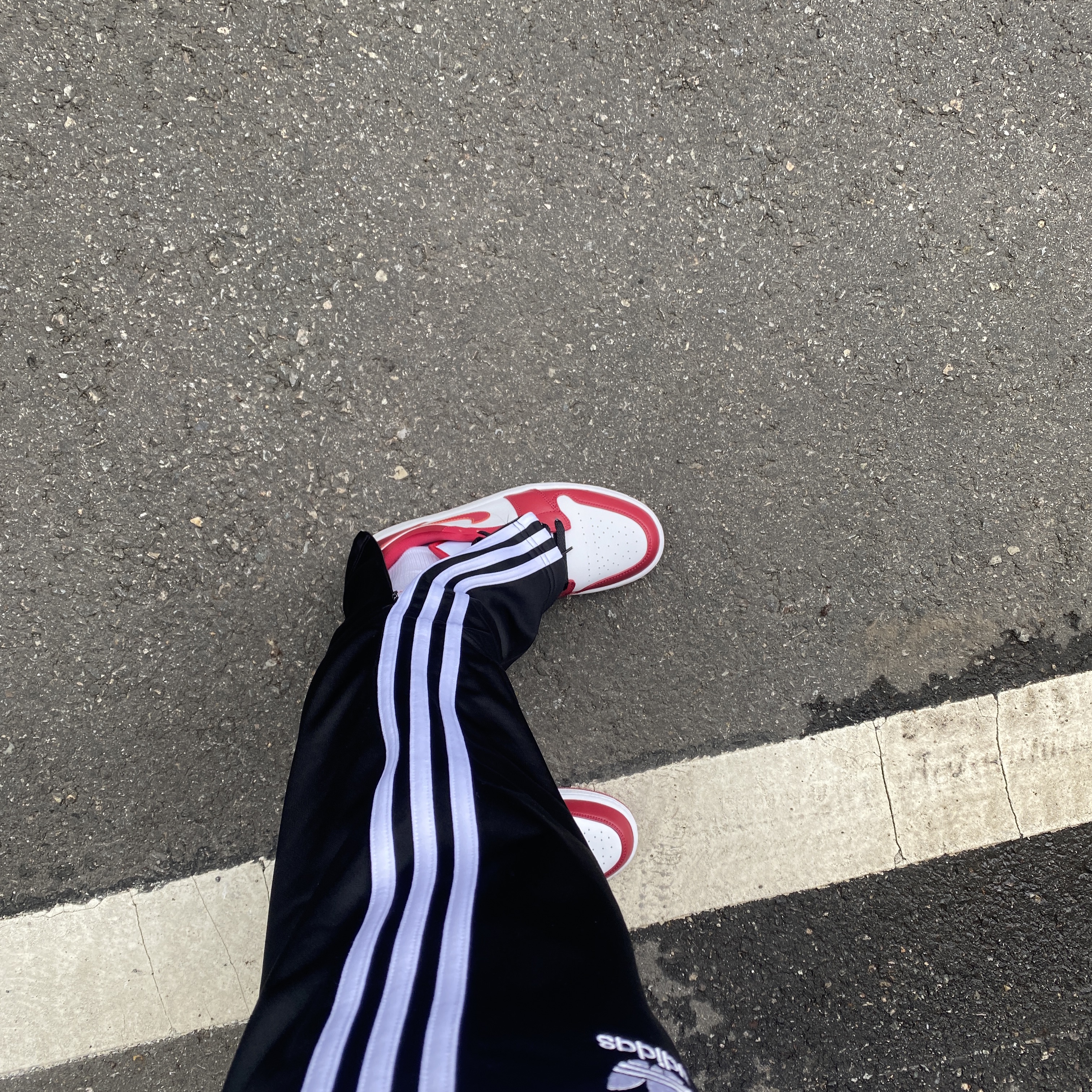 Jordan 1 Low Cardinal Red, Supreme Hanes Crew Socks White (4 Pack) 착용 스타일