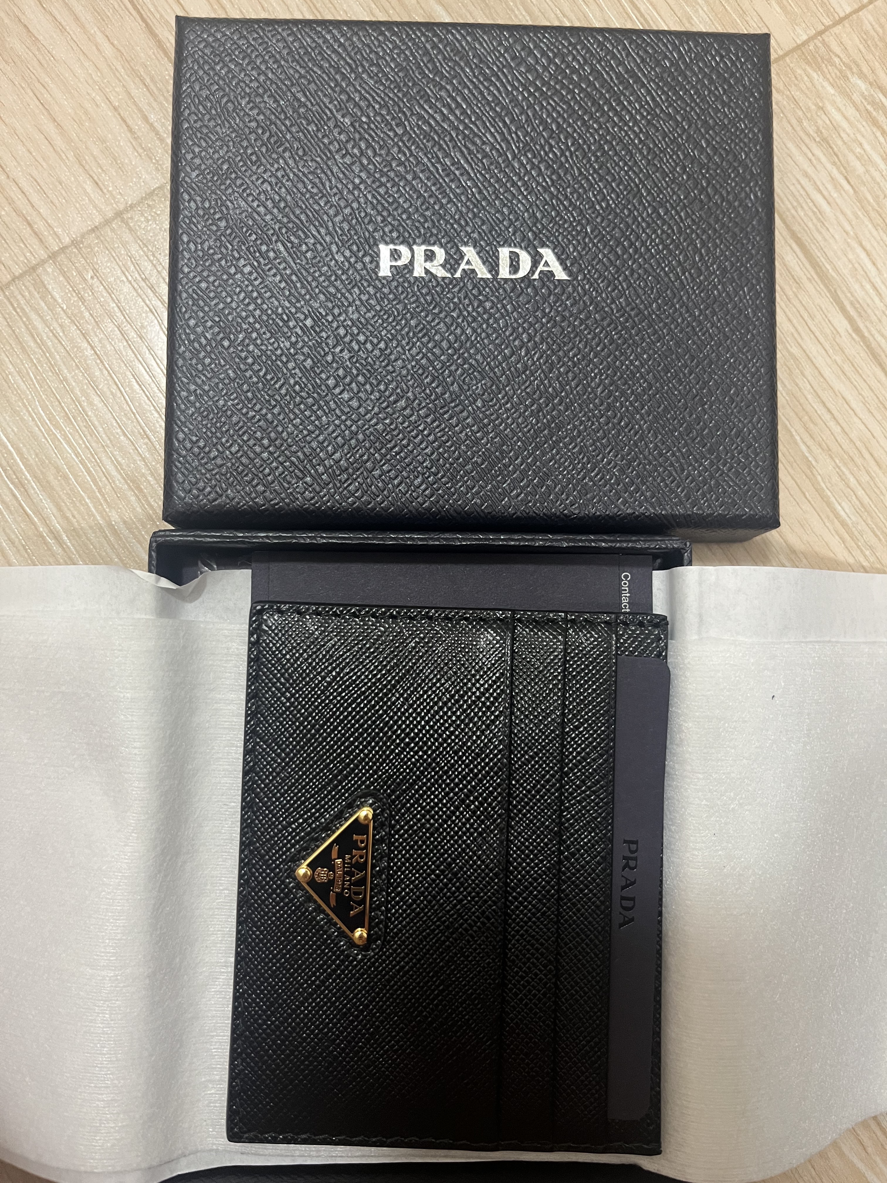 Prada Saffiano Leather Triangle Logo Card Holder Black Gold 착용 스타일