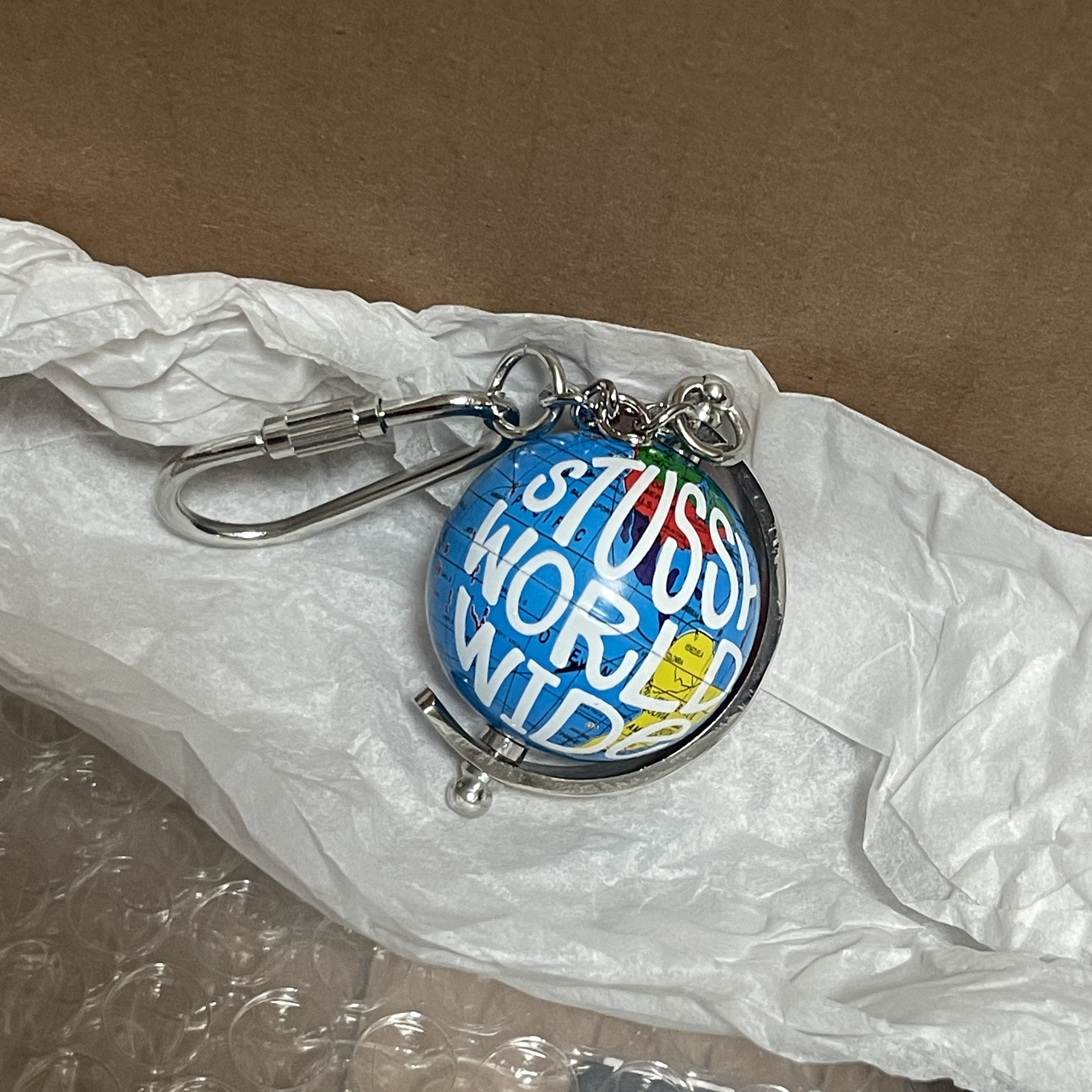 Stussy Globe Keychain Multi 착용 스타일