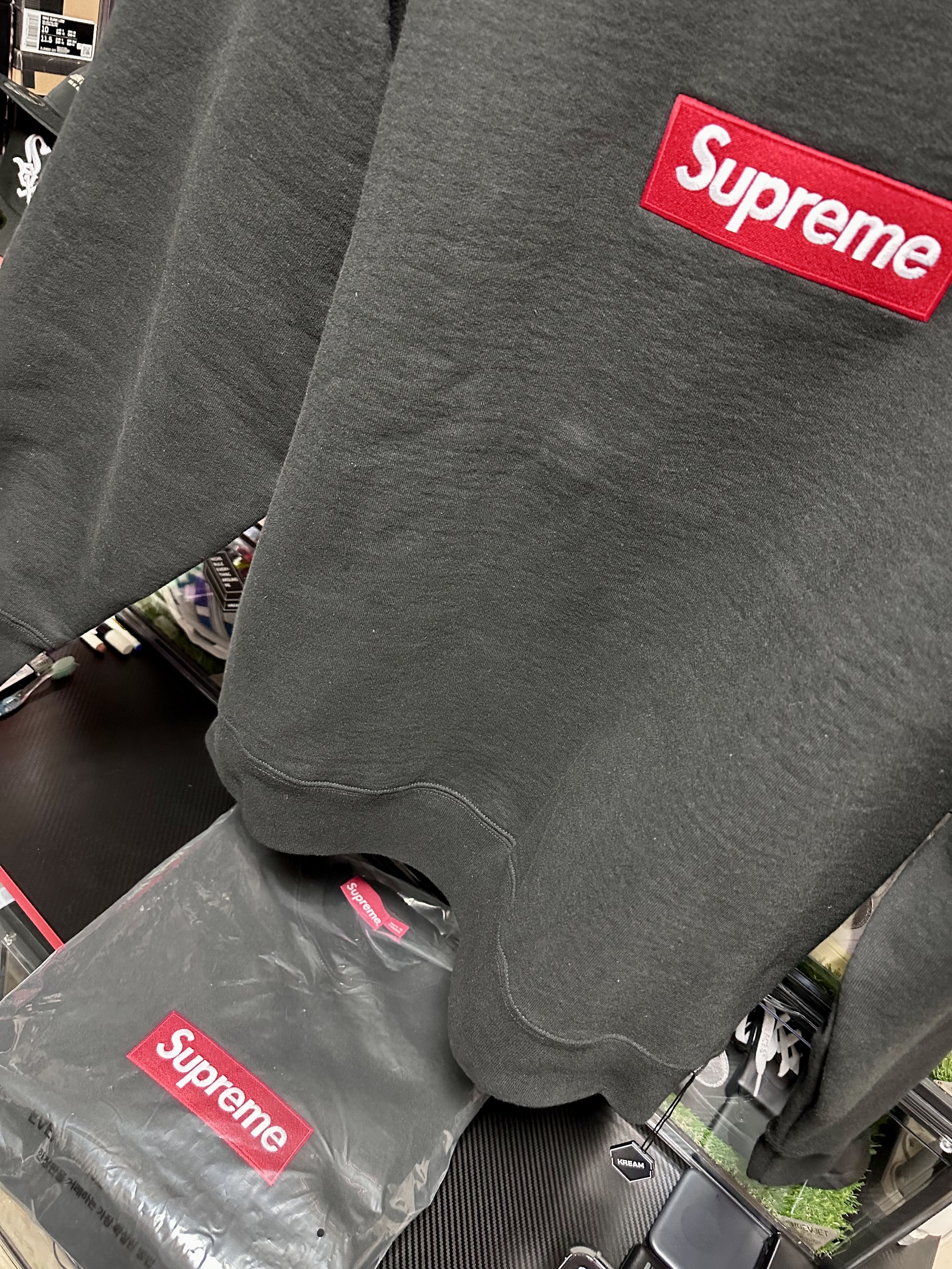 Supreme Box Logo Crewneck Black - 22FW 착용 스타일 - 1