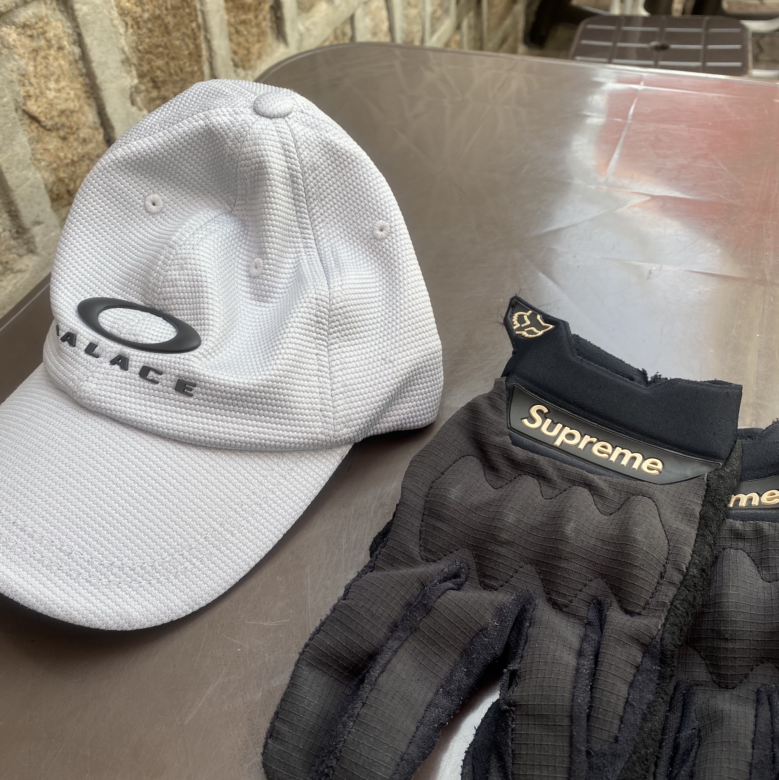 Palace x Oakley 6-Panel Silver Black - 23SS, Supreme Fox Racing Bomber LT Gloves Black - 18SS 착용 스타일
