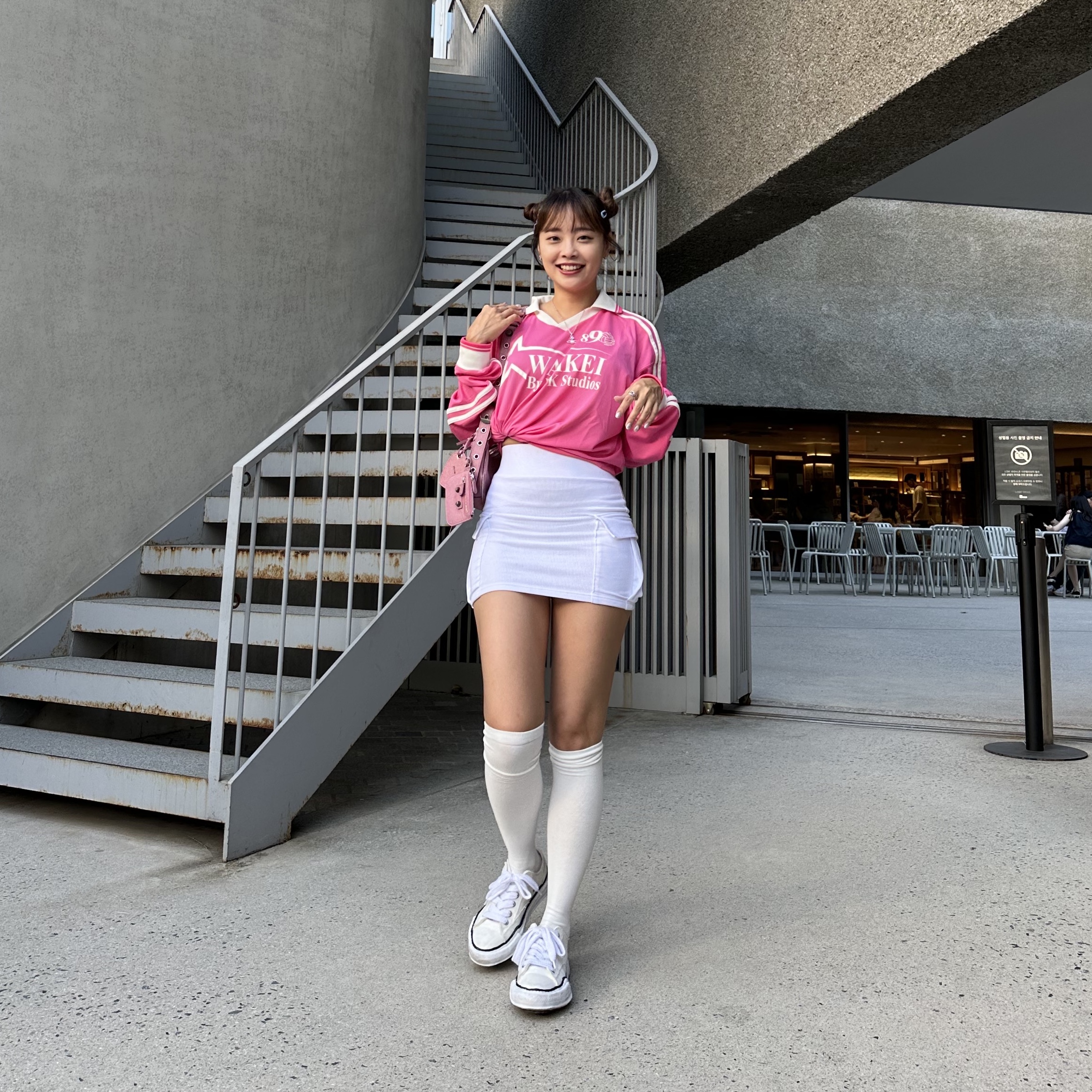 Maison Mihara Yasuhiro Peterson OG Sole Canvas Low Sneakers White, Balenciaga Le Cagole XS Shoulder Bag with Rhinestones Pink 착용 스타일 - 2