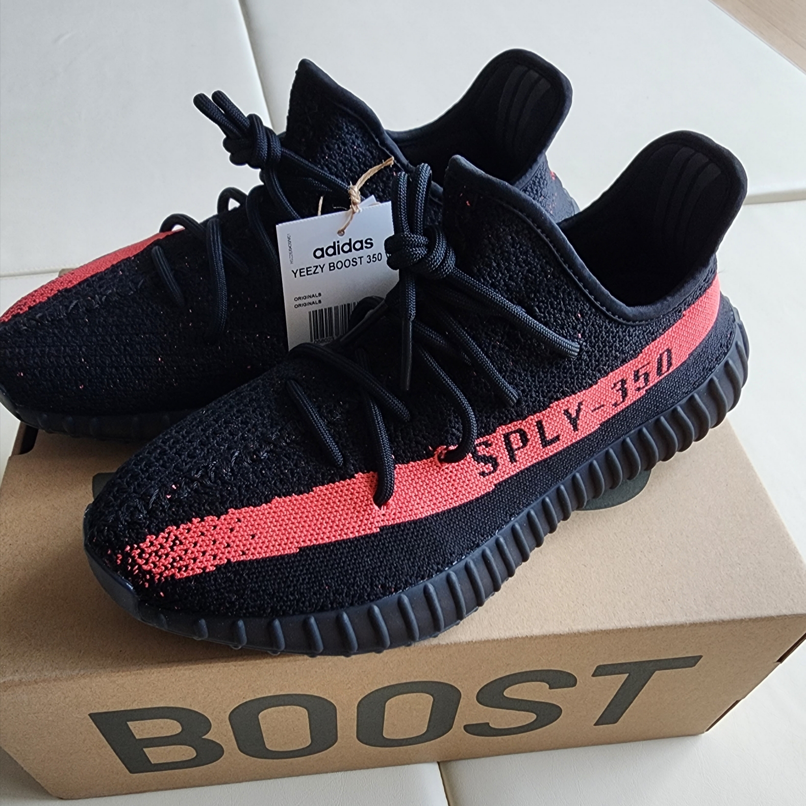 Adidas Yeezy Boost 350 V2 Core Black Red 2022/2023 착용 스타일 - 1