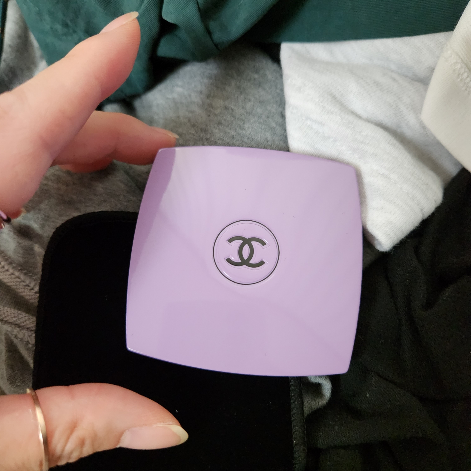 Chanel Codes Couleur Limited Edition Miroir Double Facettes 135 Immortelle 착용 스타일