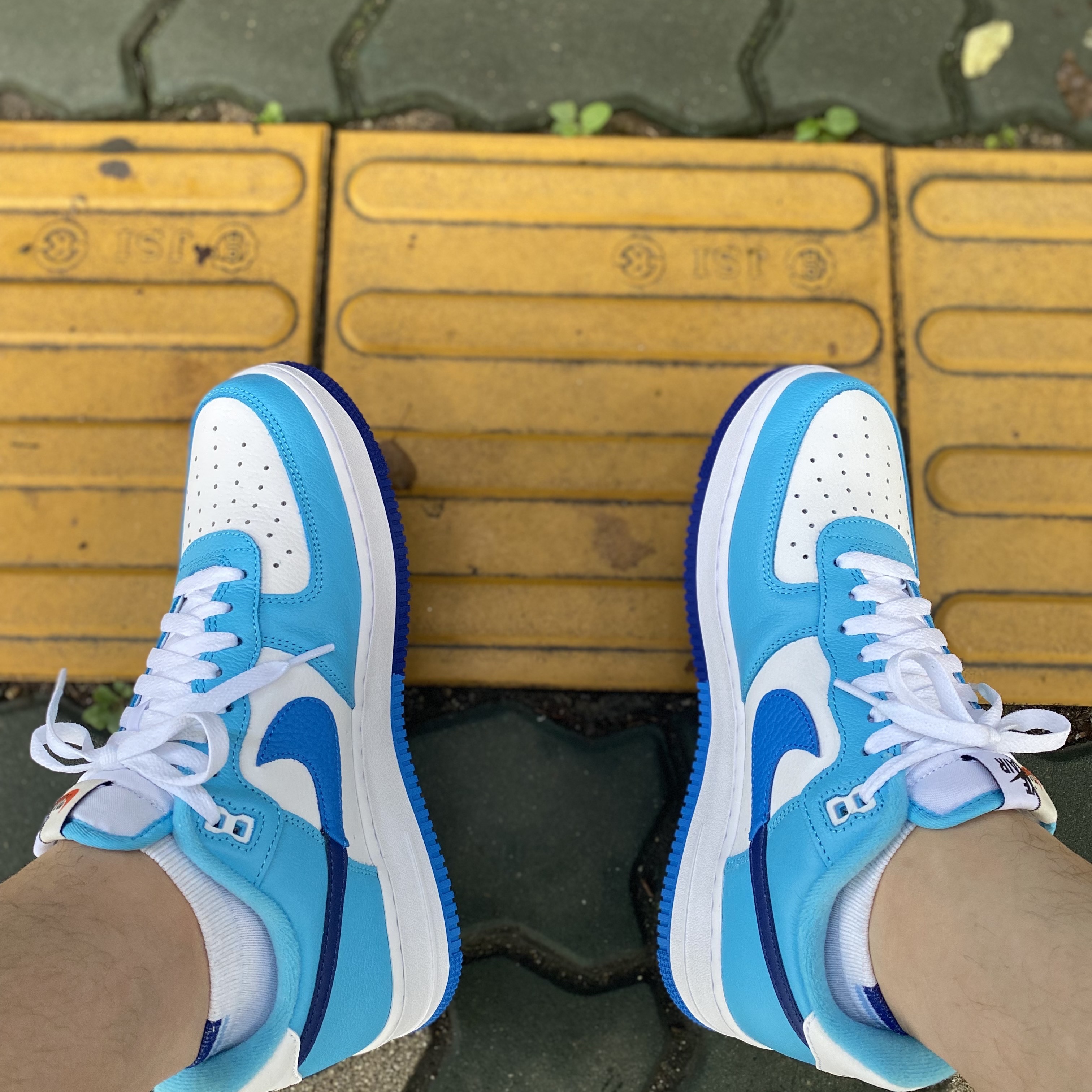 Nike Air Force 1 '07 LV8 White Light Photo Blue 착용 스타일