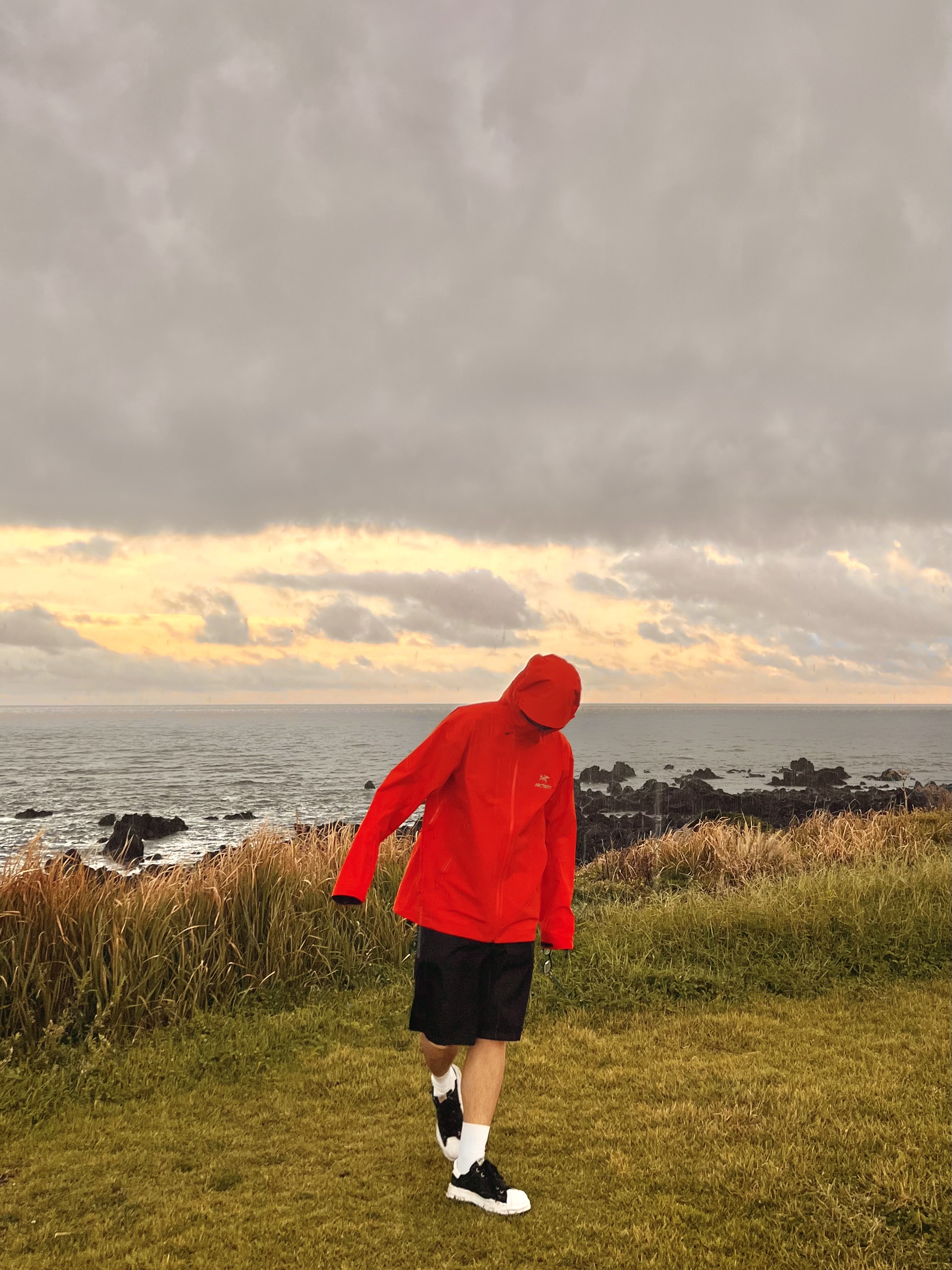 Arc'teryx Beta LT Jacket Phenom, Maison Mihara Yasuhiro Blakey OG Sole Broken Suede Low-top Sneakers Black 착용 스타일 - 1