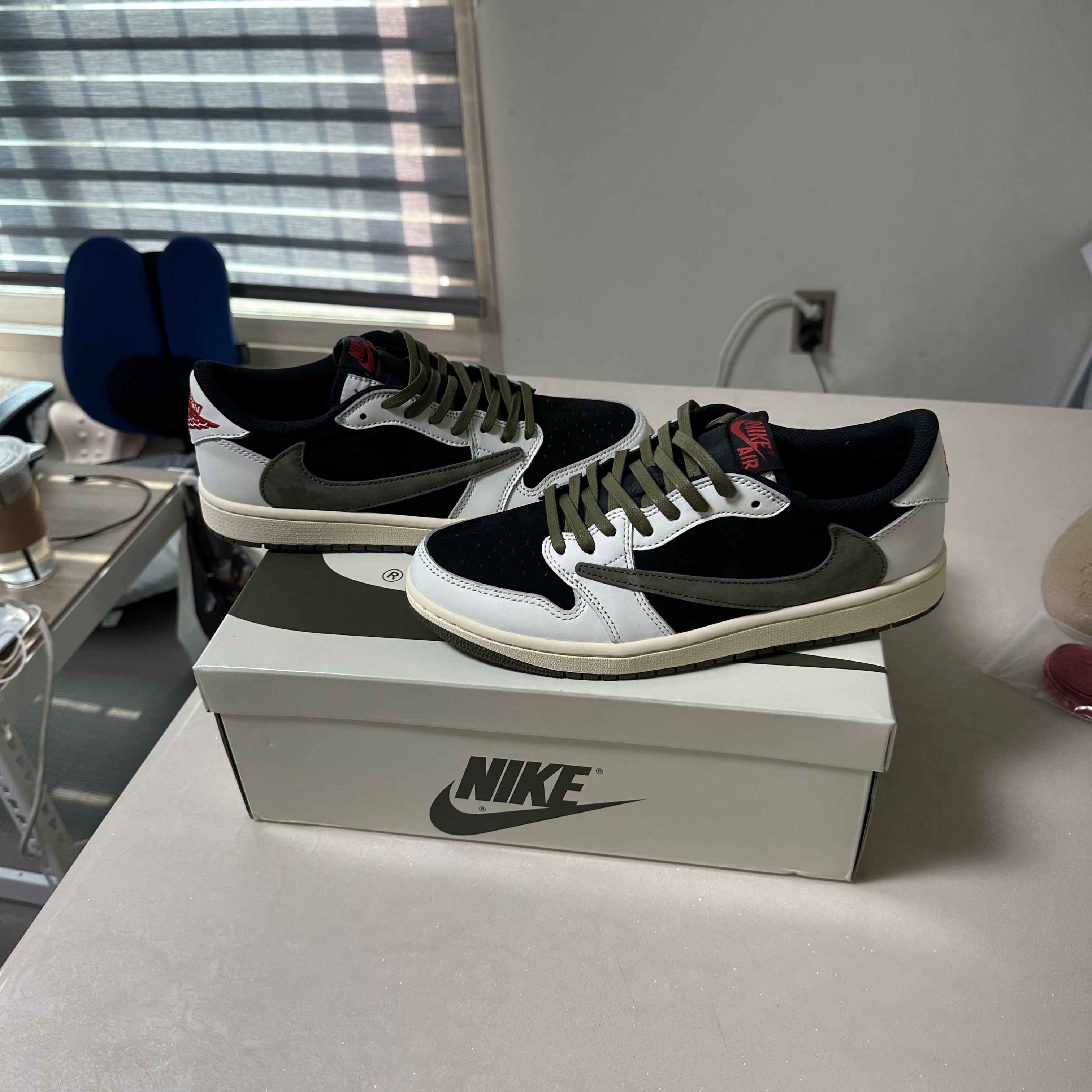 (W) Jordan 1 x Travis Scott Retro Low OG SP Medium Olive 착용 스타일 - 4