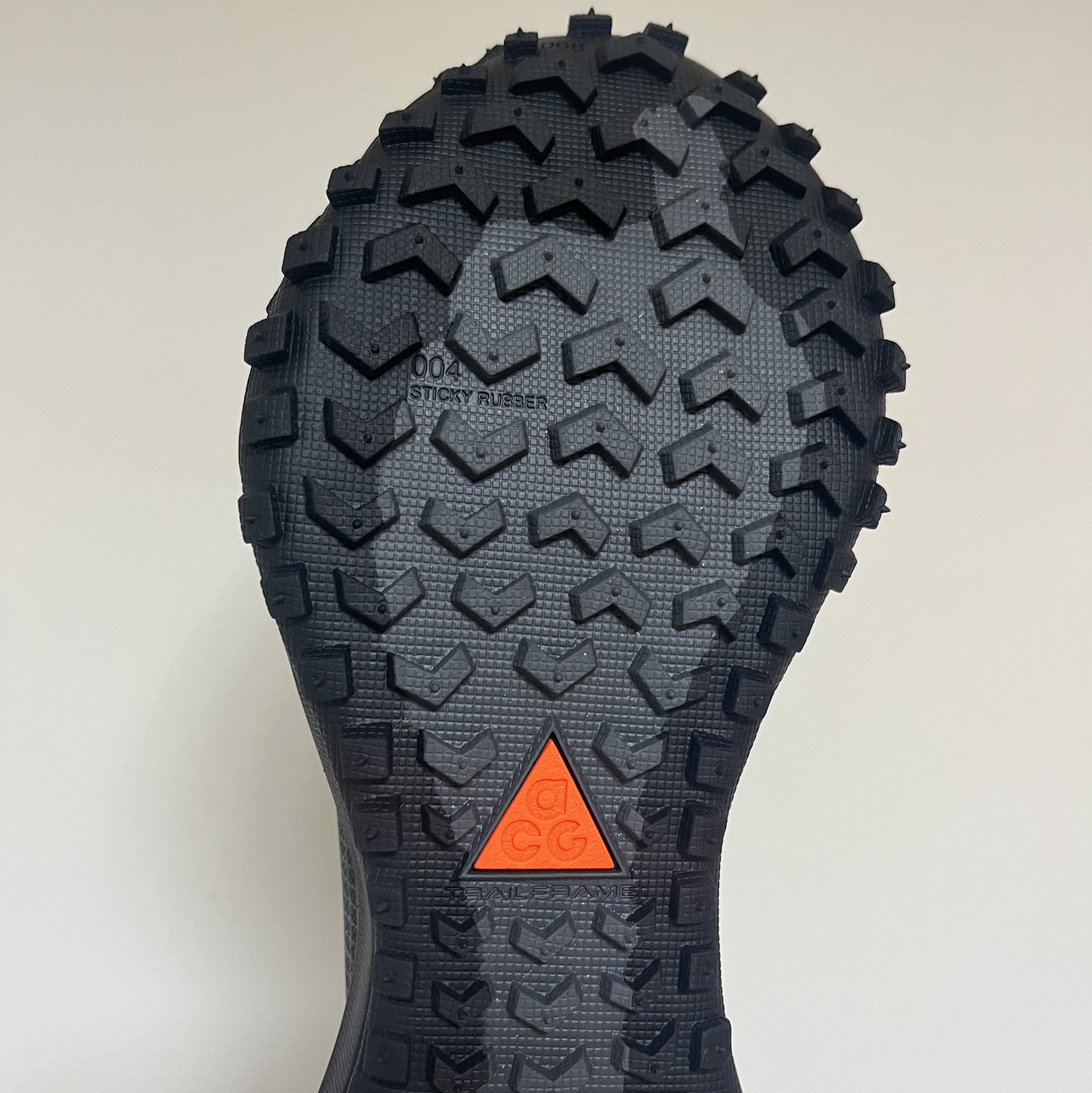 Nike ACG Mountain Fly Gore-Tex Black and Dark Grey 착용 스타일 - 2