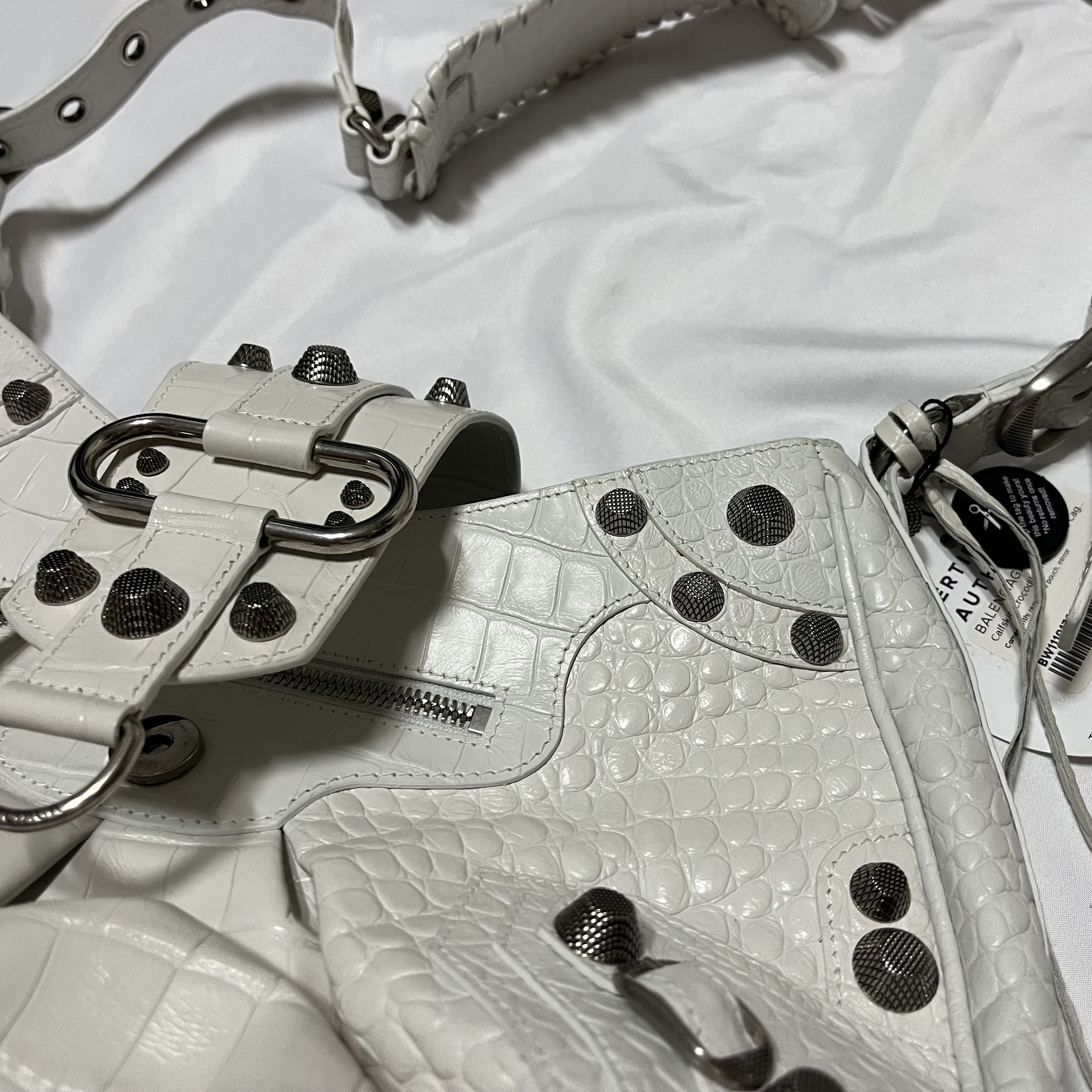 Balenciaga Le Cagole Mini Multipouch Crocodile Embossed White, Balenciaga Le Cagole XS Shoulder Bag Dirty Effect Optic White 착용 스타일 - 4