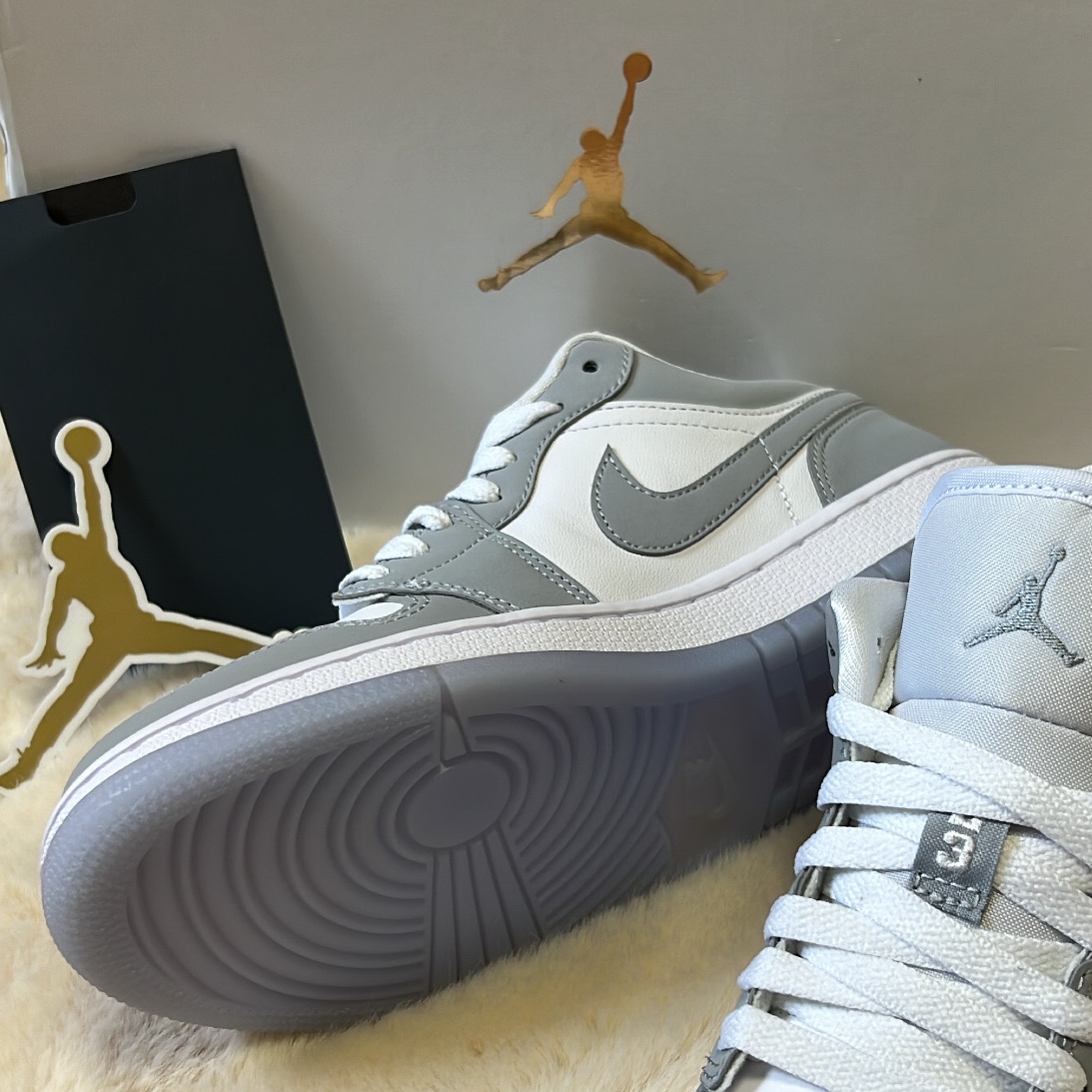 (W) Jordan 1 Low White Wolf Grey, Play Comme des Garcons Red Heart T-Shirt Black 착용 스타일 - 1